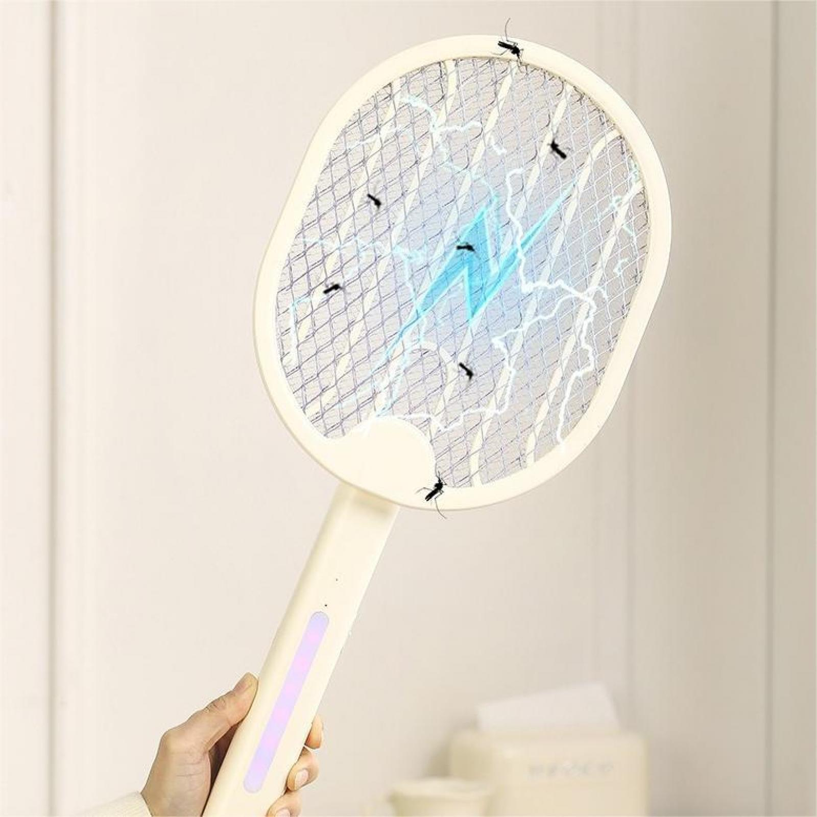 Eine Hand hält einen elektrischen Fliegenfänger. Blaue Blitze zucken. Mehrere Insekten sind auf dem Netz sichtbar.