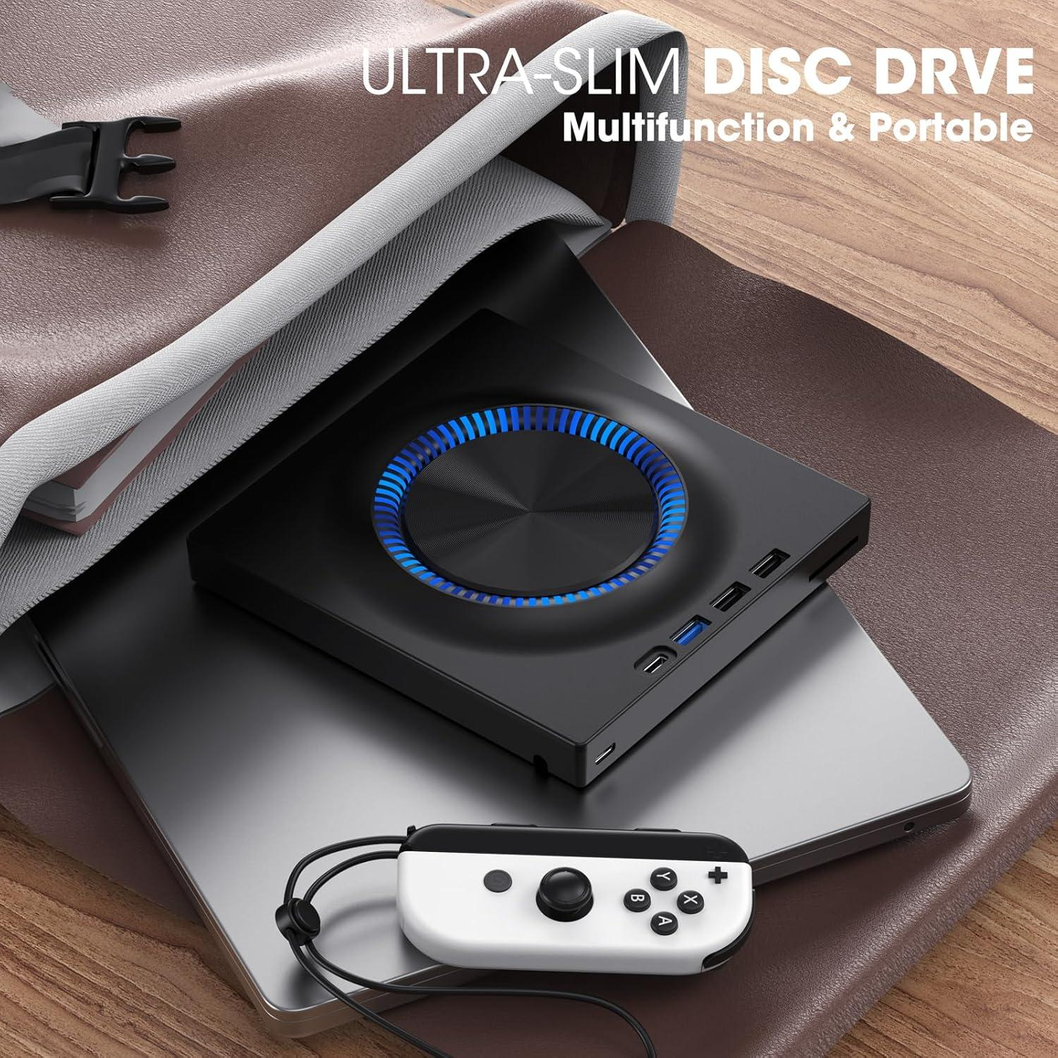 Schwarzes Laufwerk mit blauem Licht, Controller und Laptop auf brauner Oberfläche. Text: Ultra-Slim Disc Drive, Multifunktion & Tragbar.