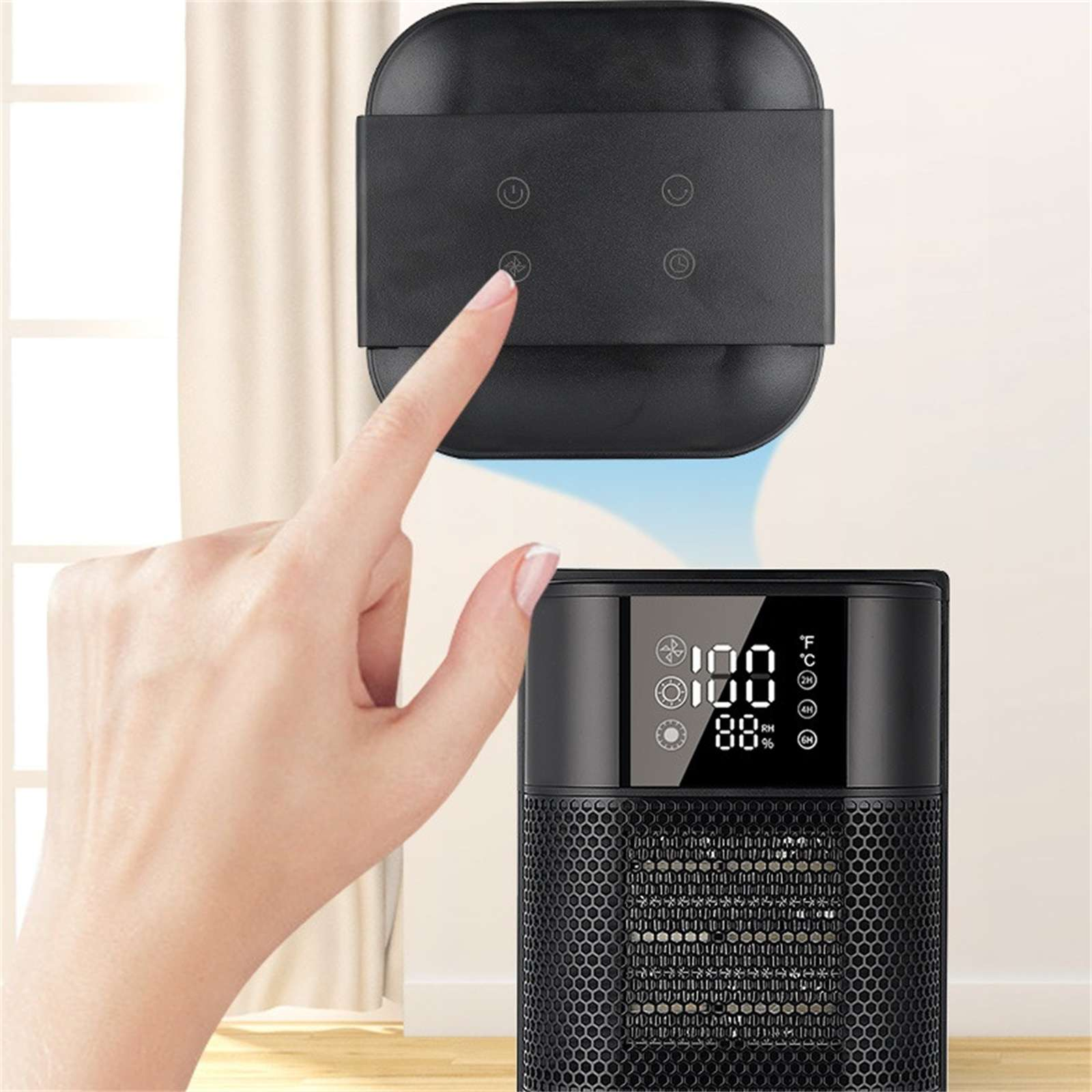 Eine Hand berührt ein schwarzes Bedienfeld über einem schwarzen Heizgerät mit einem LCD-Bildschirm. Der Bildschirm zeigt Zahlen und Symbole an.