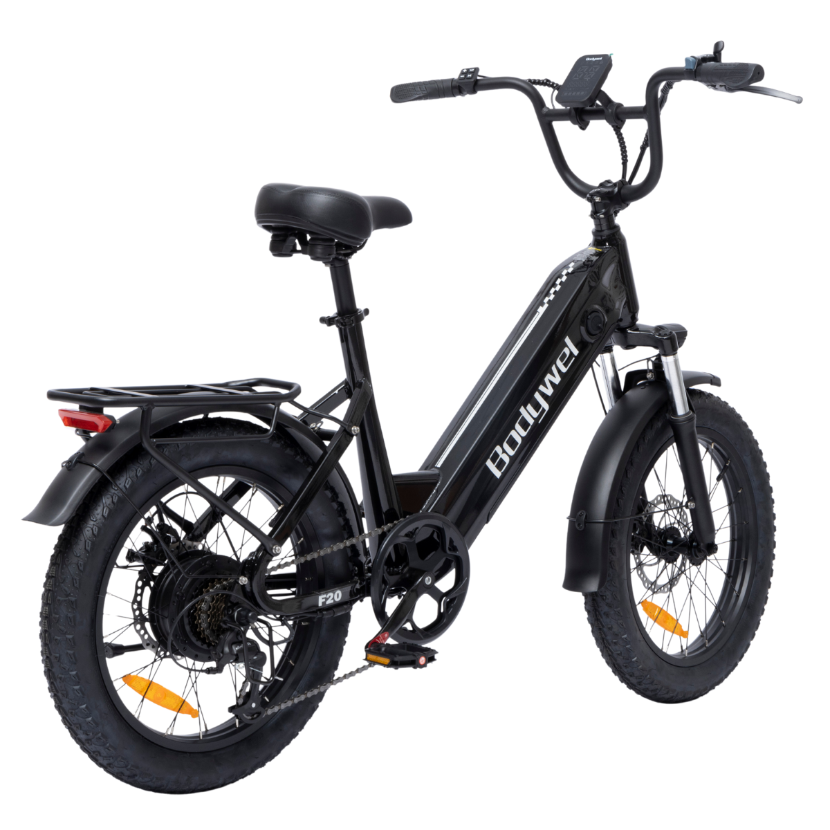 Czarny rower elektryczny Bodywel F20. Ma grube opony, tylny bagażnik i cyfrowy wyświetlacz na kierownicy. Tło jest białe.