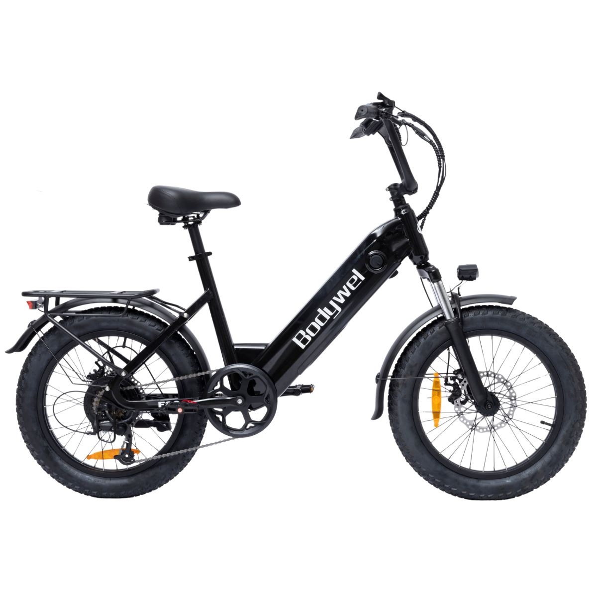 Czarny rower elektryczny Bodywel z grubymi oponami. Posiada siodełko, kierownicę, błotniki i bagażnik. Tło jest białe.