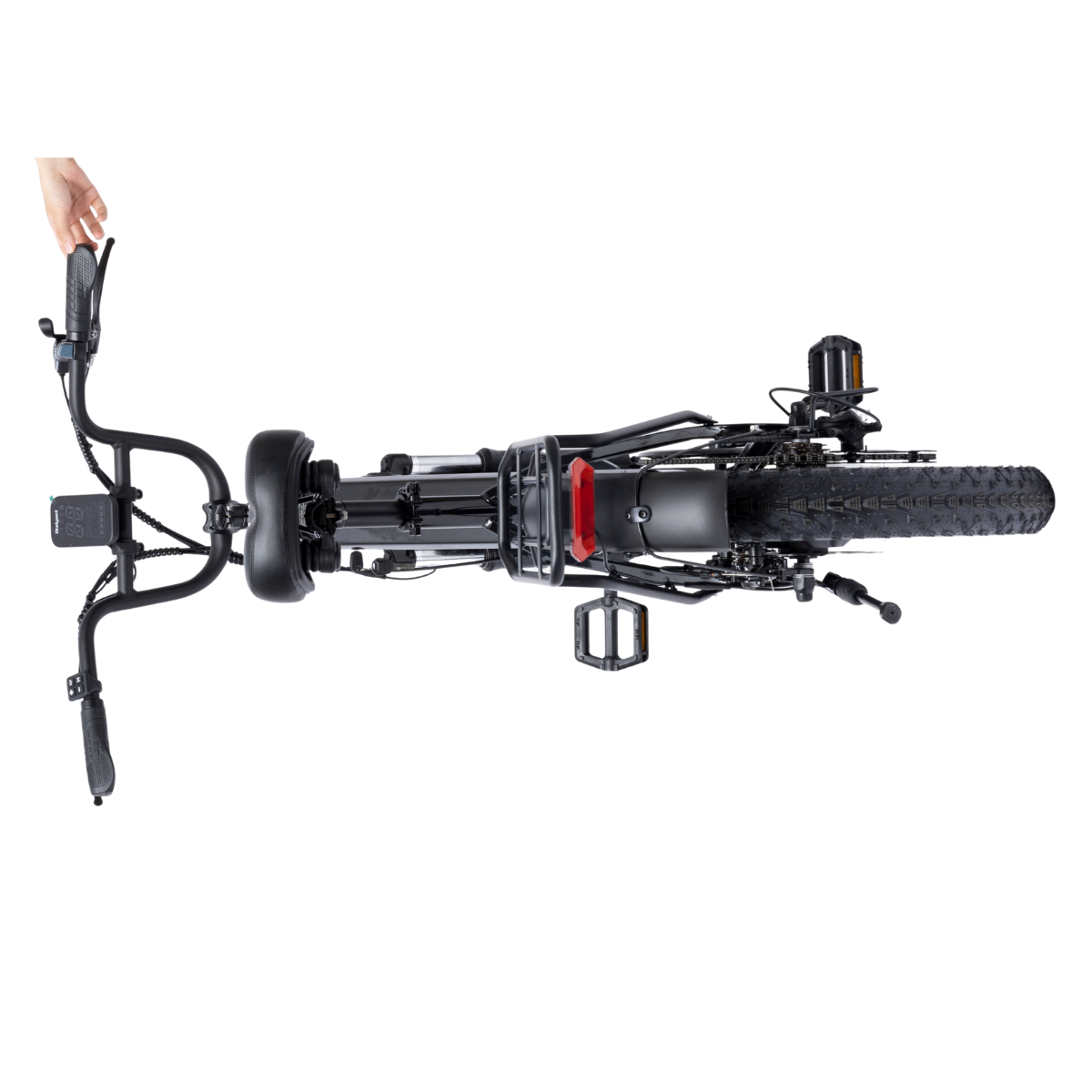 Widok z góry na czarny e-bike, dłoń dotyka kierownicy. Rower ma siodełko, pedały i tylne światło.