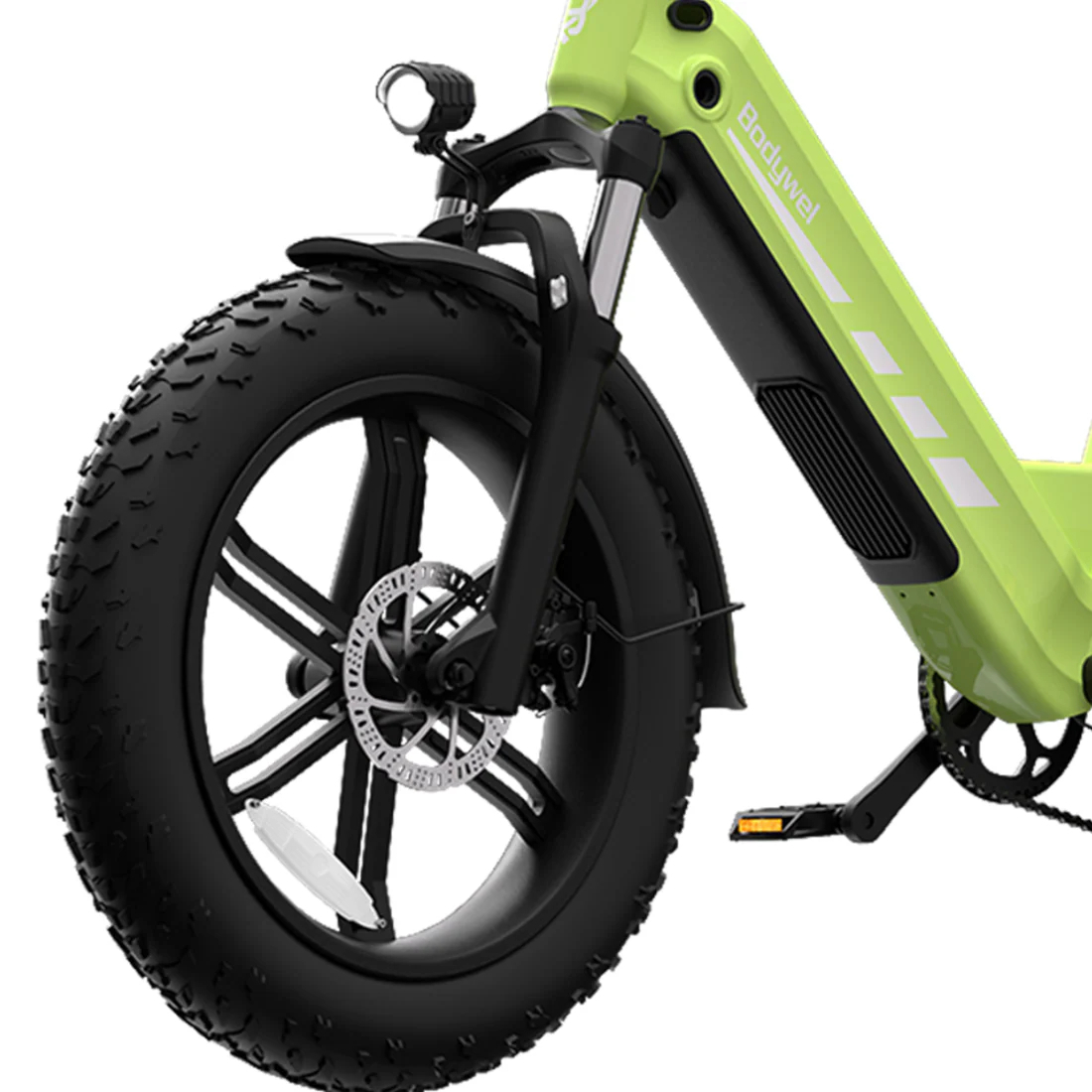 Zbliżenie przodu roweru elektrycznego. Przednie koło jest czarne z dużą oponą, hamulcem tarczowym i zieloną ramą.