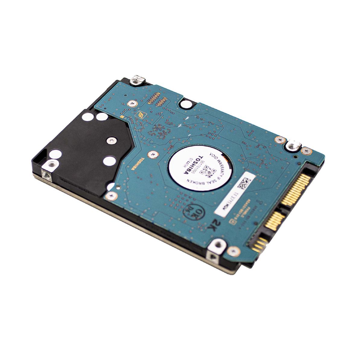 Un disco rigido Toshiba su sfondo bianco. Ha un circuito stampato blu, un componente nero e un connettore dorato.