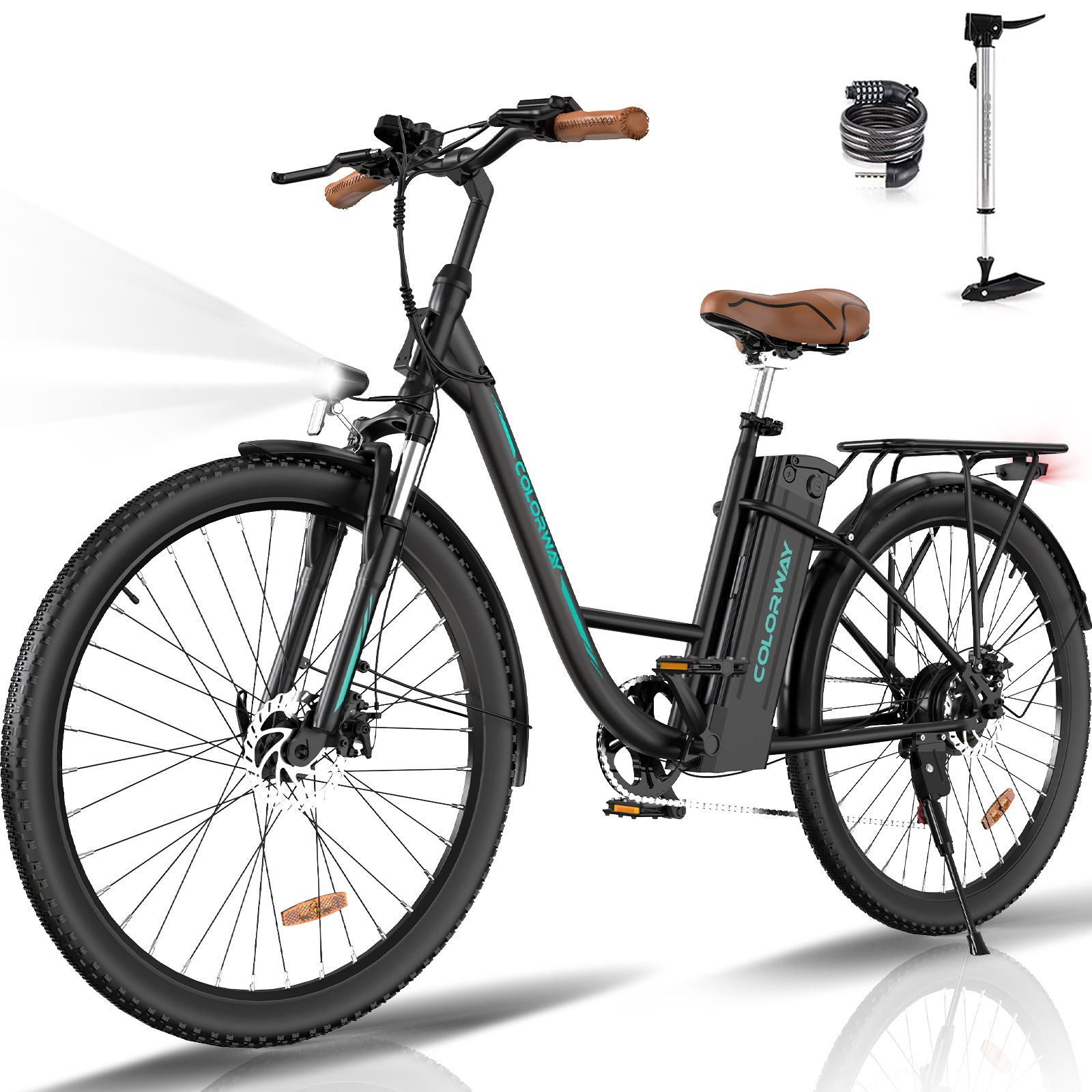 Bicicleta eléctrica negra con asiento y puños marrones. Incluye candado, bomba y luz. La luz está encendida.