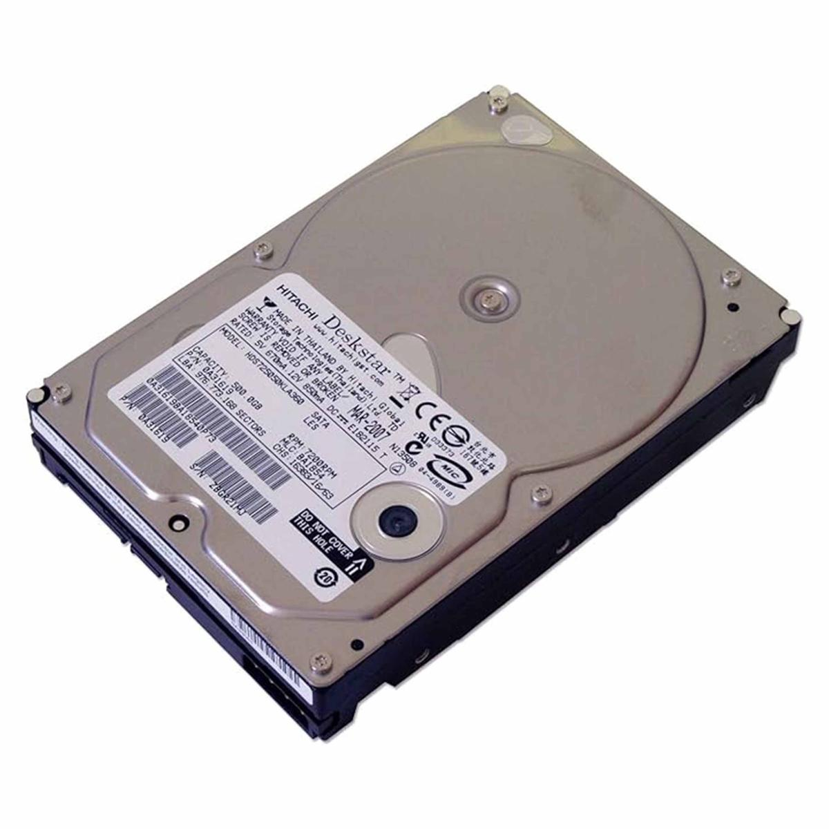 Un disco rigido Hitachi Deskstar argentato con etichette e viti. È rettangolare su sfondo bianco.