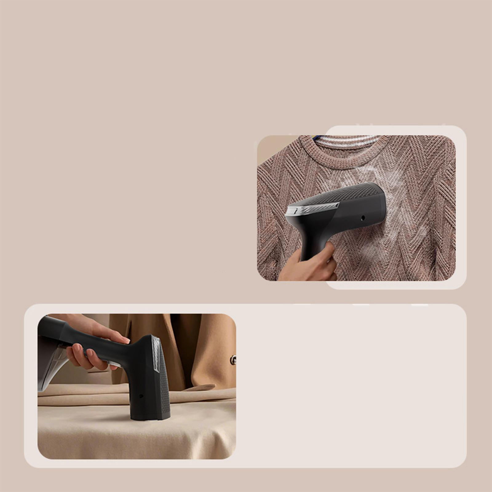 Ein schwarzer Kleiderdämpfer wird auf einem braunen Pullover verwendet. Der Hintergrund ist neutral.