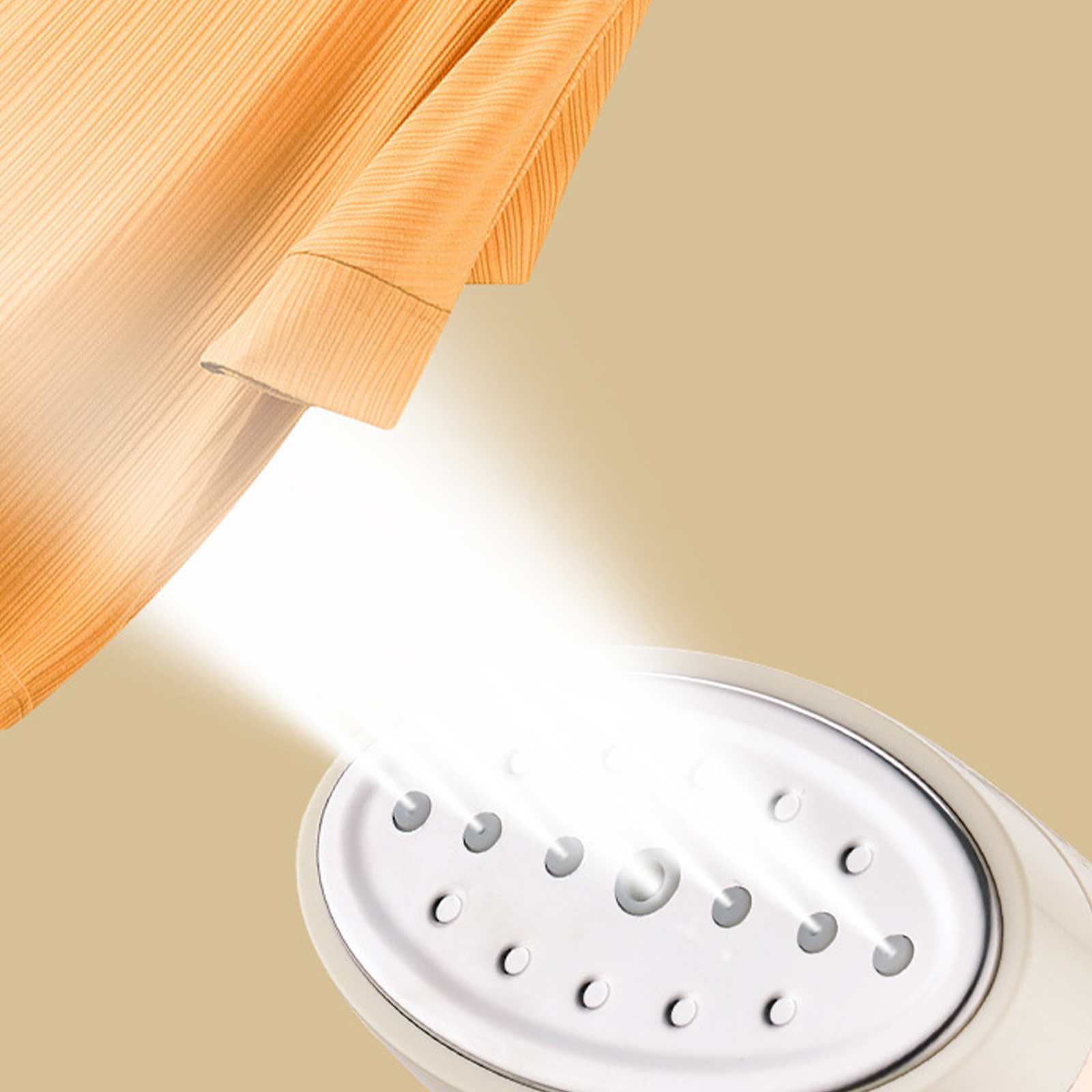 Ein orangefarbenes Kleidungsstück wird von einem weißen Steamer gedämpft. Dampf wird ausgestoßen, mit einem hellbraunen Hintergrund.