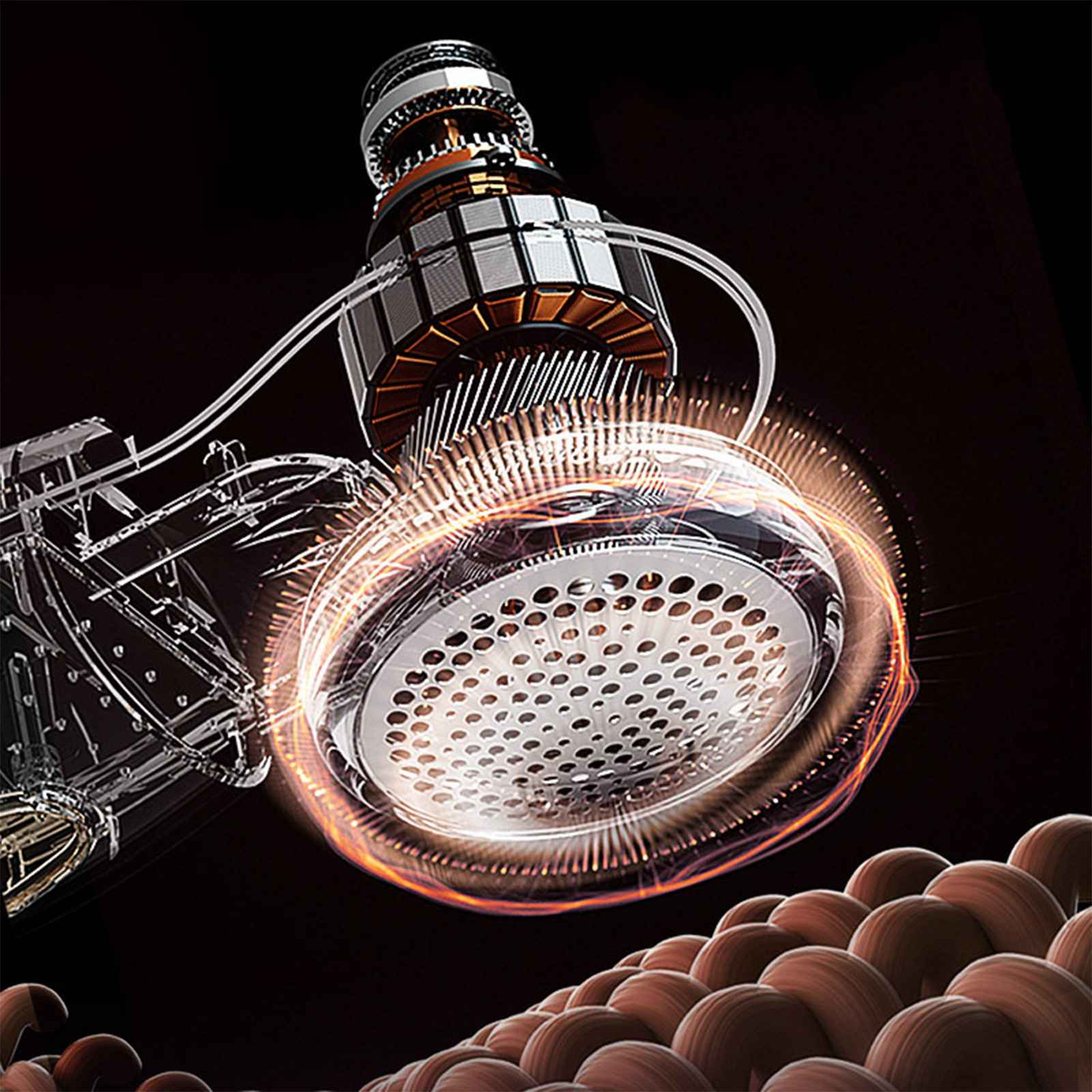 Nahaufnahme eines Geräts mit Metallkopf und perforierter Oberfläche, mit orangefarbenen Energieringen, über braunem Stoff.