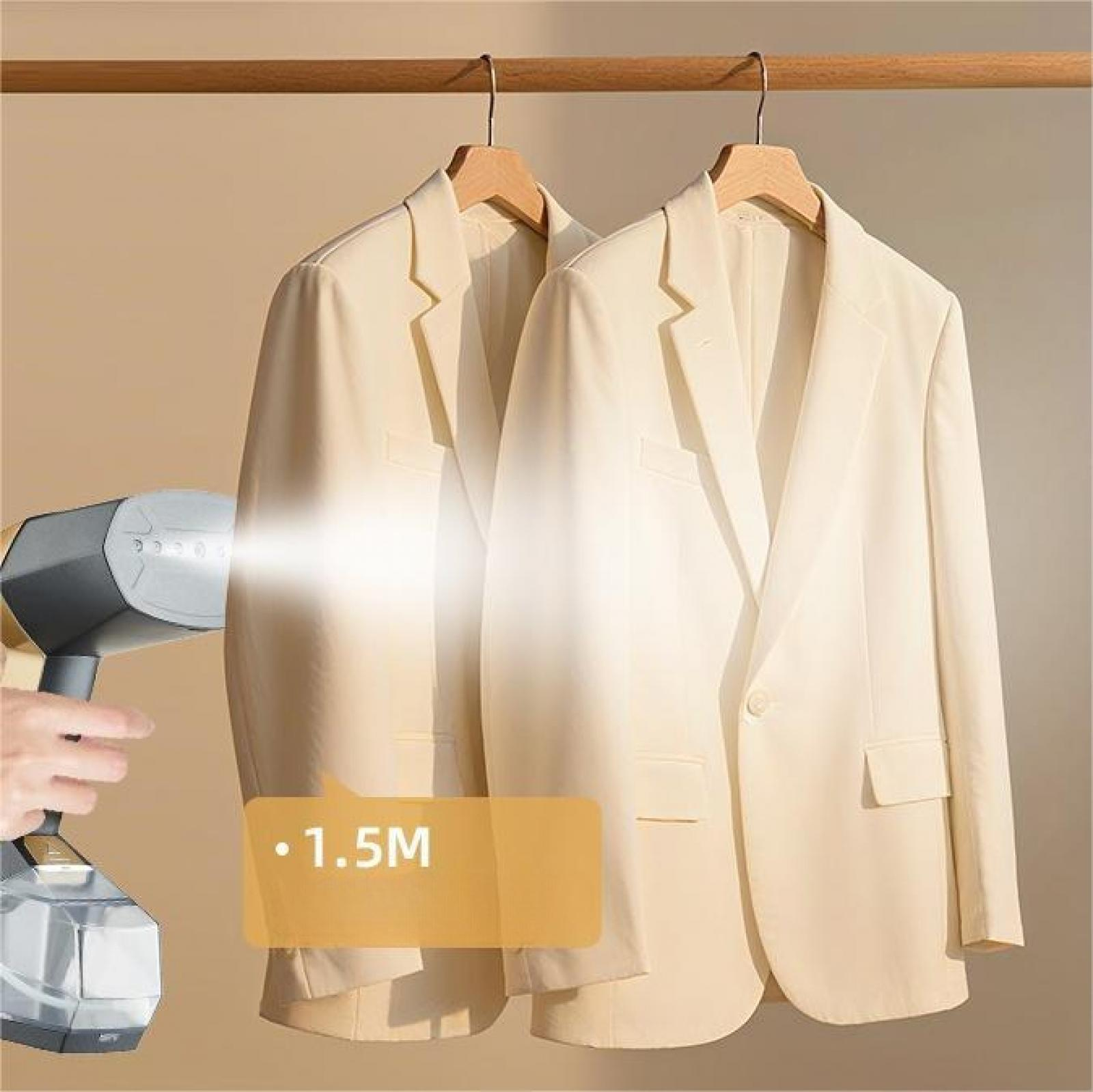 Zwei beige Blazer hängen an einer Holzstange. Ein Handdampfer wird an einem Blazer verwendet, mit einer Dampfwolke.