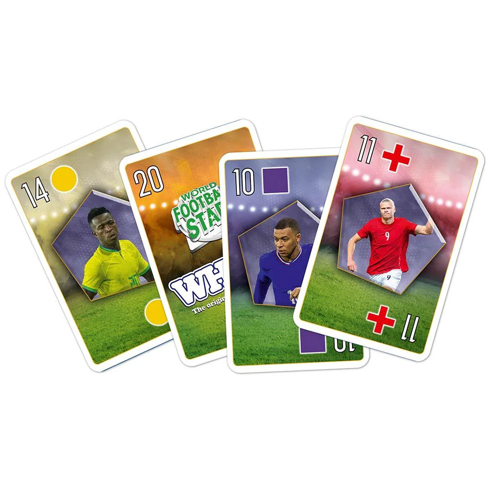 Vier Fußball-Sammelkarten werden angezeigt. Jede Karte zeigt ein Spielerbild, eine Nummer und ein Teamlogo mit grünem Feldhintergrund.