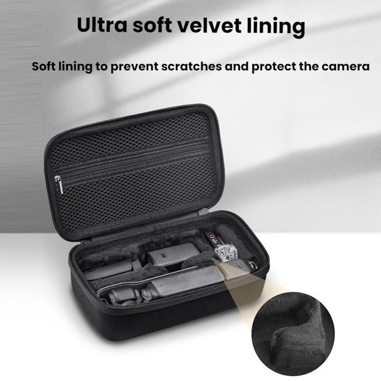 Custodia nera per fotocamera con morbida fodera in velluto. Aperta, rivela accessori per fotocamera. Il testo dice che previene i graffi.