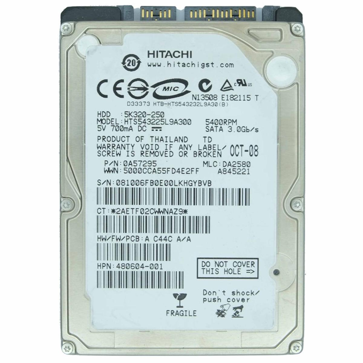 Un disco rigido Hitachi con etichette che riportano modello, numero di serie e specifiche tecniche. L'unità è di colore argento.