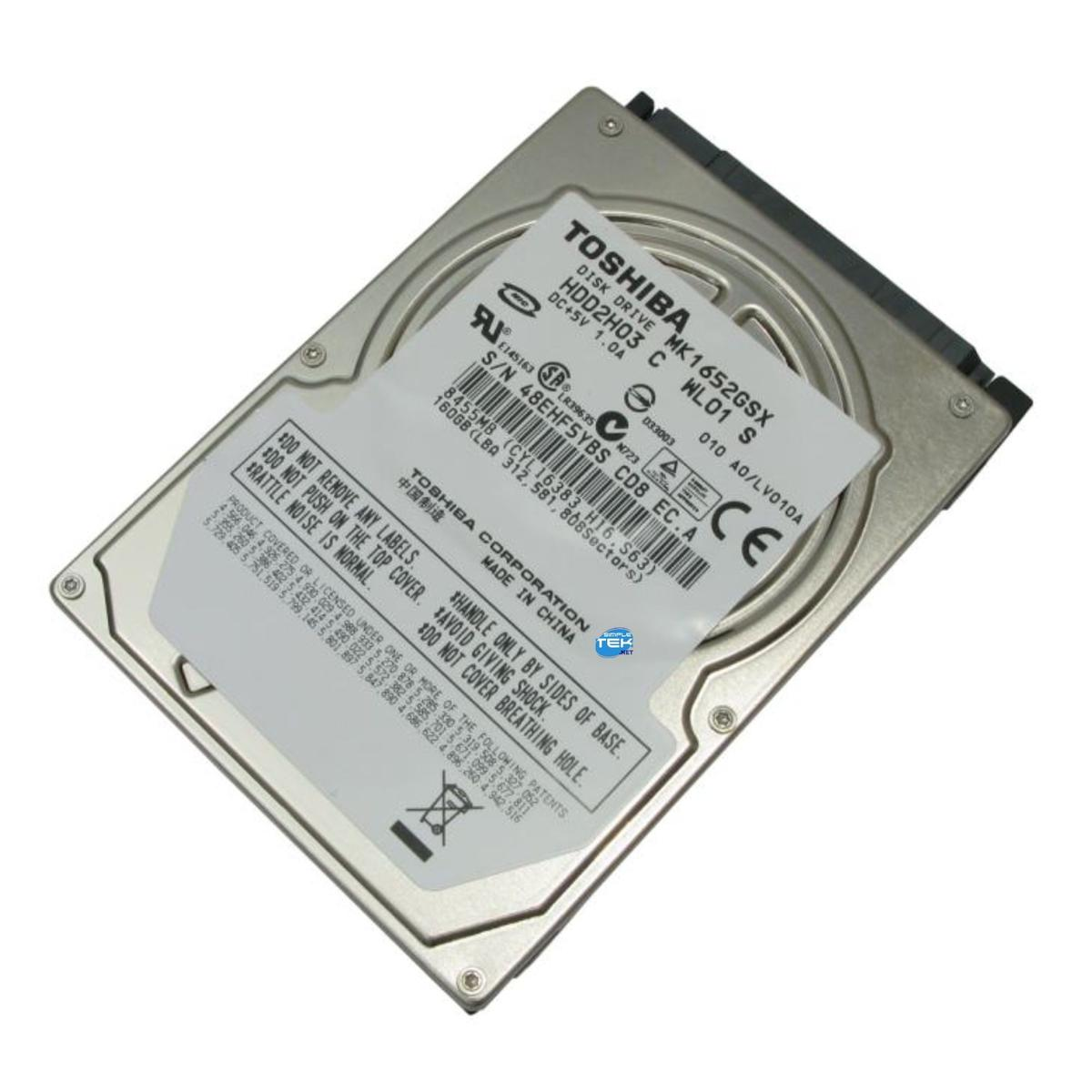 Un disco rigido Toshiba con etichette. L'unità è argentata con un connettore nero. Testo e loghi visibili.