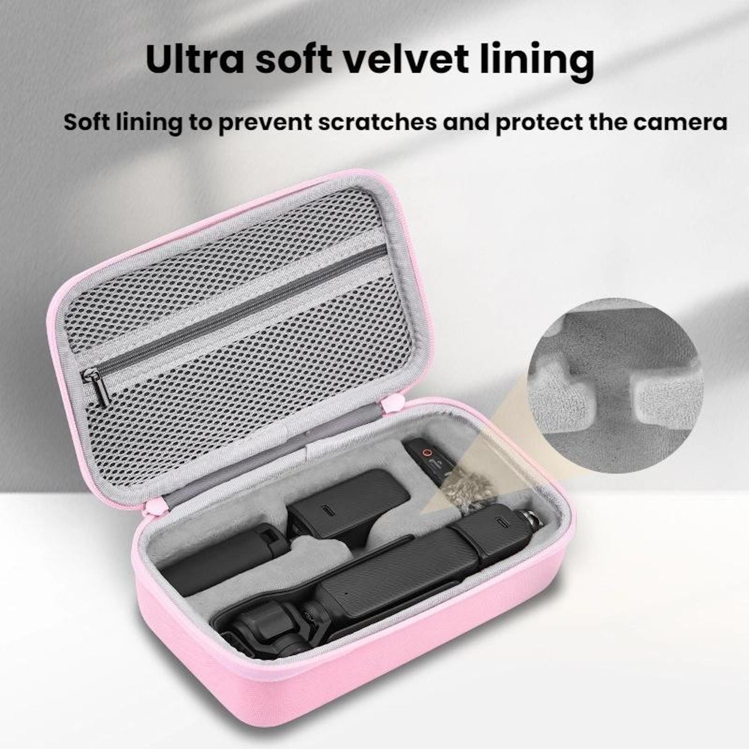 Ein rosa Koffer mit Samtfutter. Im Inneren sind eine Kamera und Zubehör ordentlich angeordnet. Text lautet: 'Ultraweiches Samtfutter'.