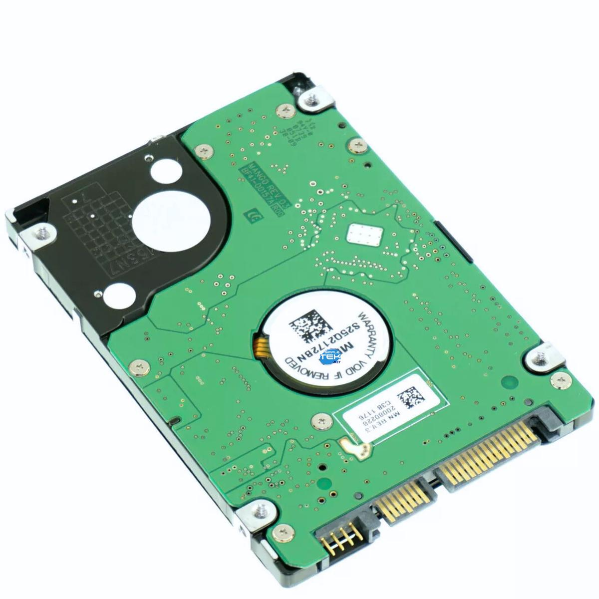 Un circuito stampato verde di un disco rigido. Ha vari componenti, tra cui chip, connettori ed un'etichetta con testo e codice a barre.