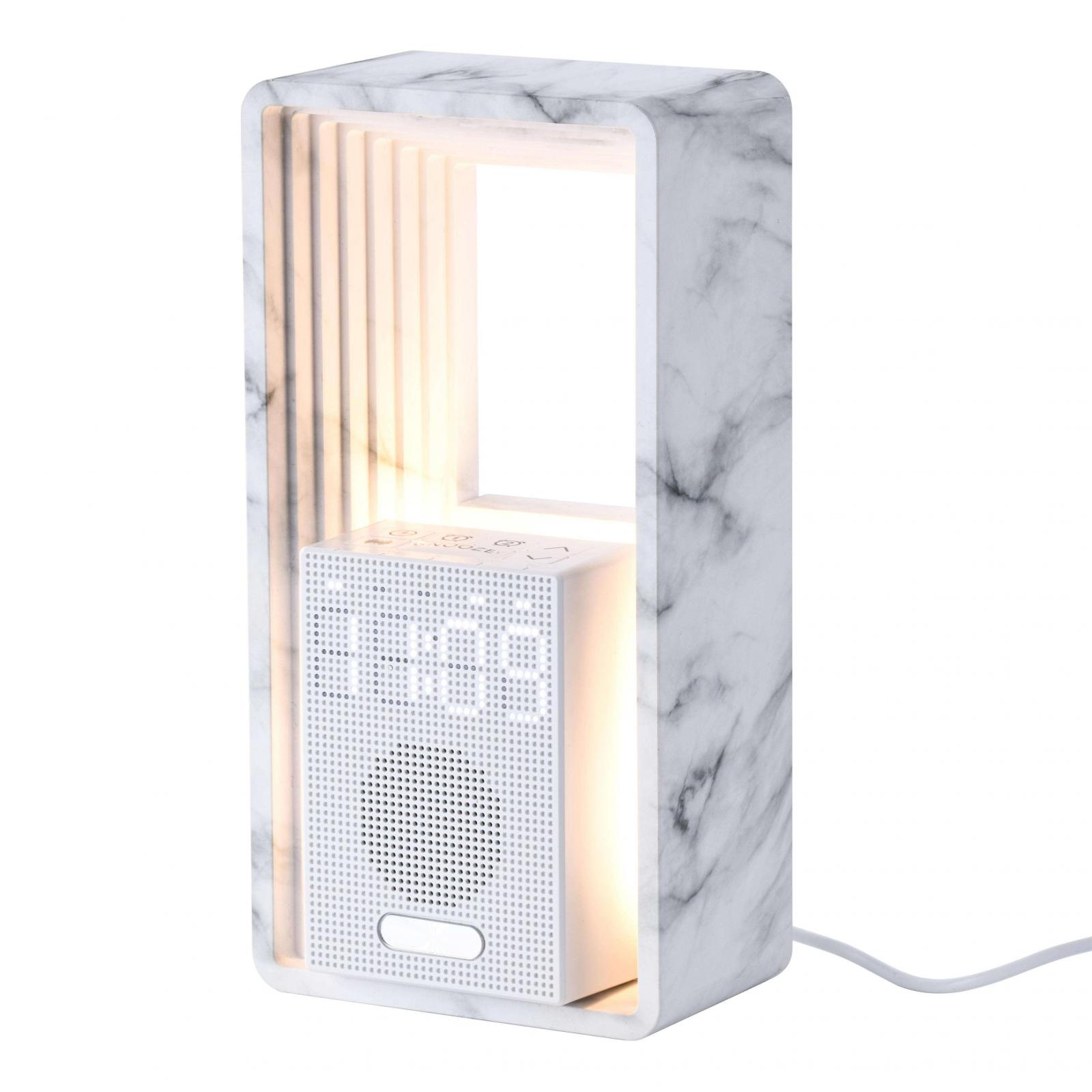 Eine weiße Nachttischlampe in Marmoroptik mit Digitaluhr. Ein Netzkabel hängt von der Basis.