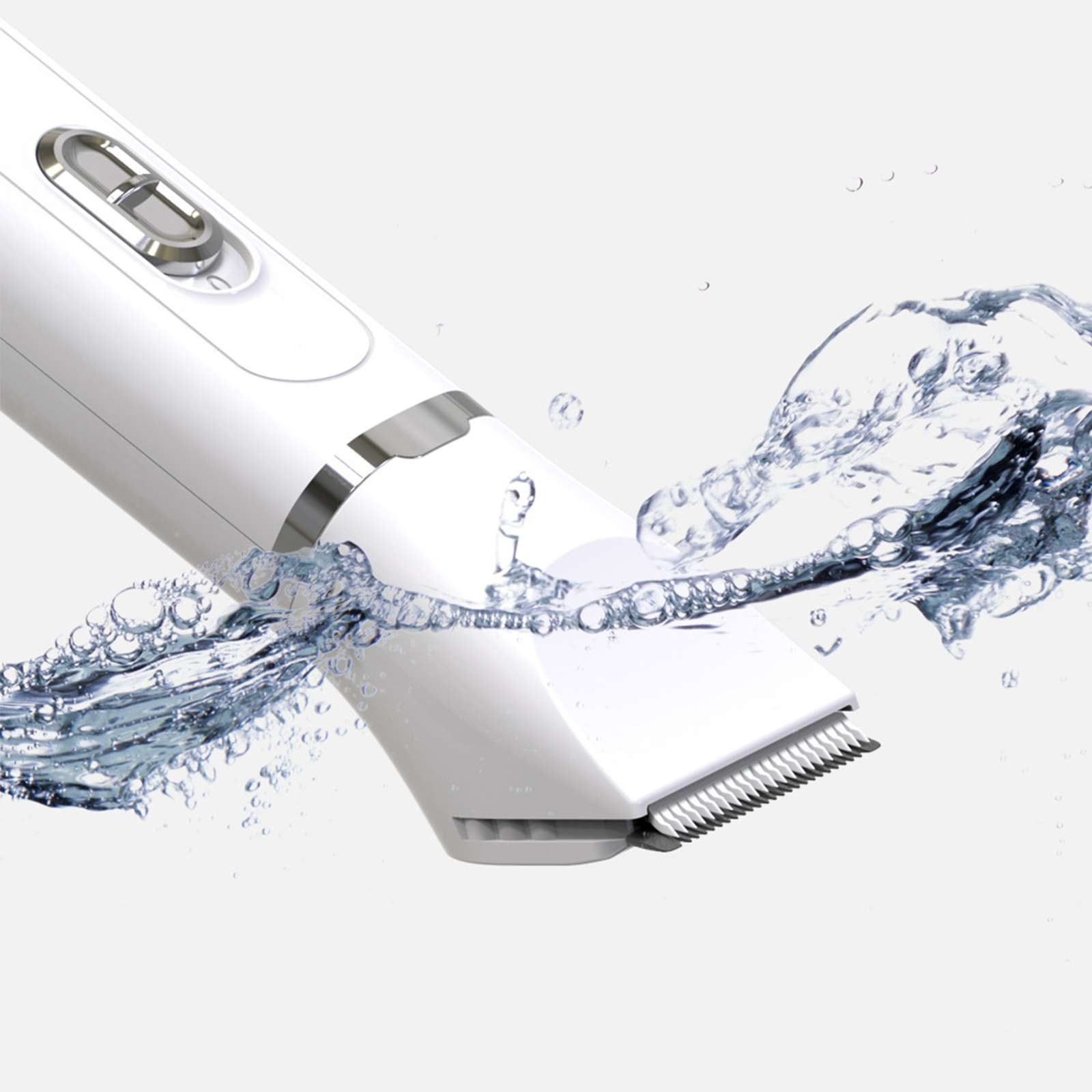 Weißer elektrischer Haartrimmer unter Wasser. Blasen umgeben das Gerät. Klinge ist sichtbar. Saubere Studioaufnahme.