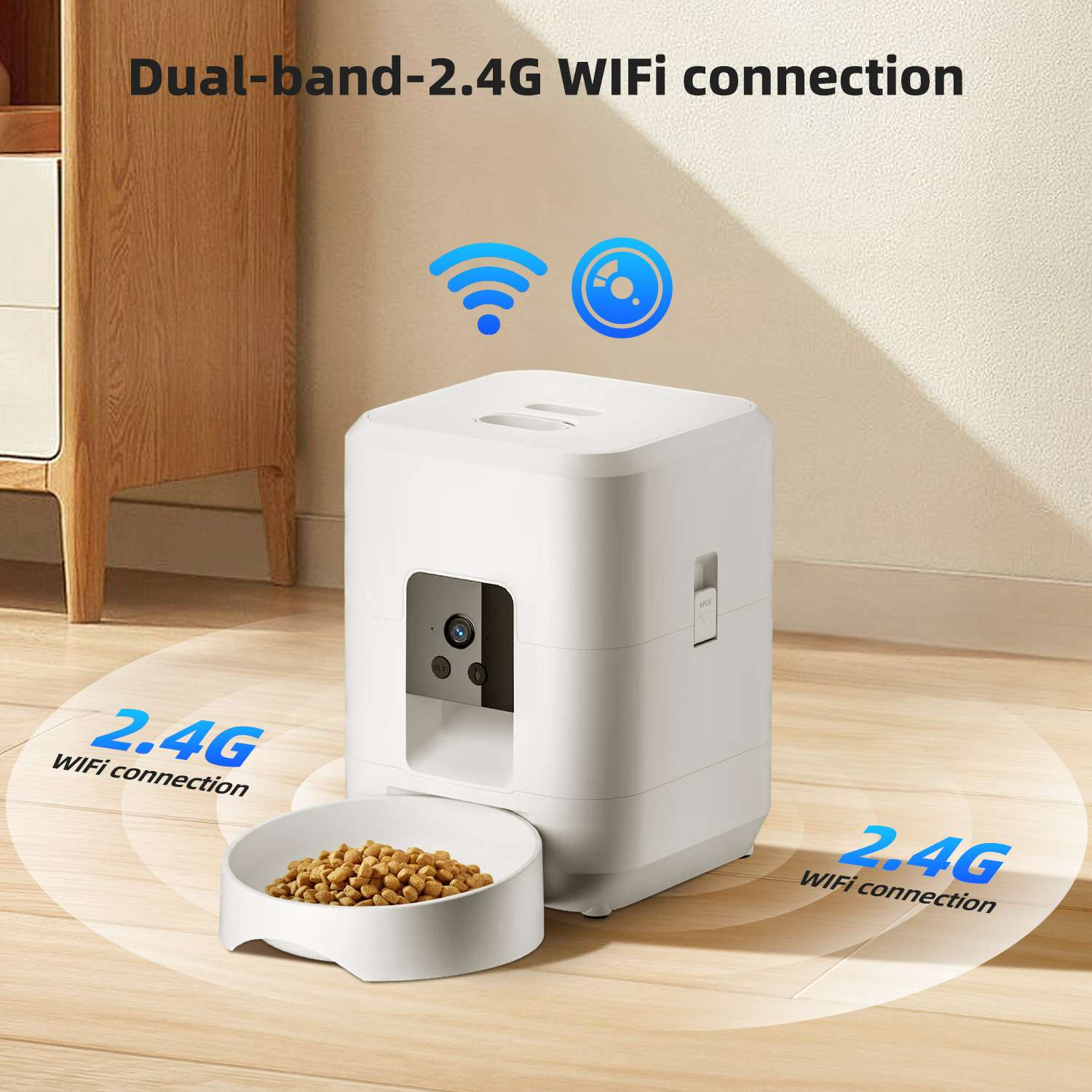 Ein weißer Futterautomat mit Kamera und Futterschüssel. WLAN-Verbindungstext auf dem Bild. Der Hintergrund hat einen Holzschrank.