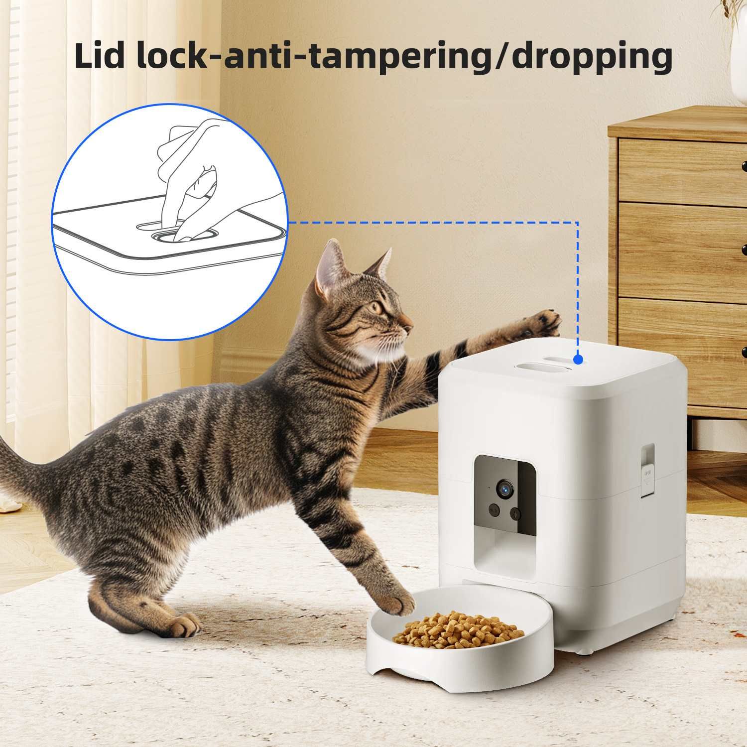 Eine Katze greift nach Futter aus einem weißen Futterautomaten. Eine Hand berührt den Deckel. Der Futterautomat hat eine Kamera.