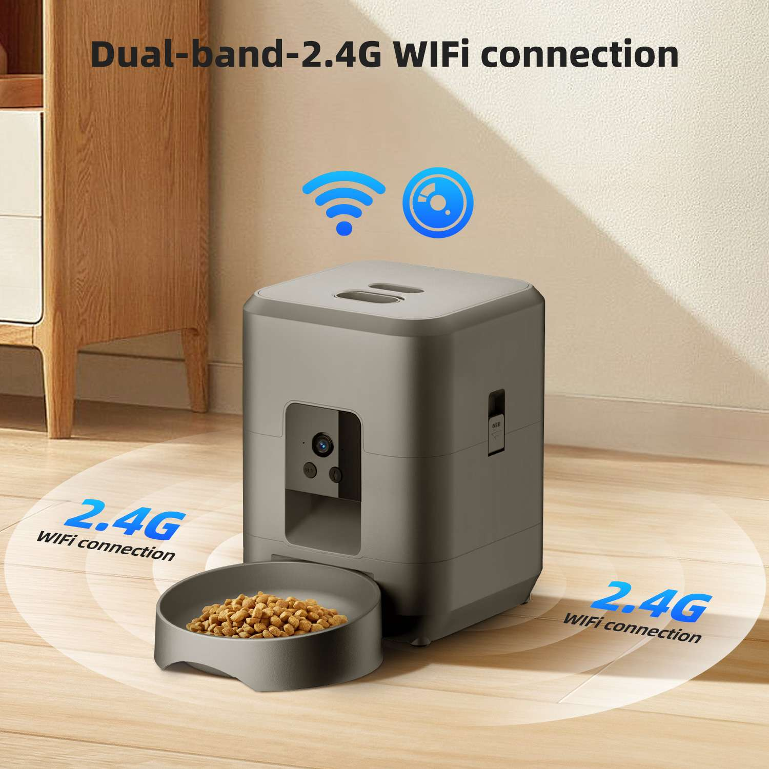 Ein grauer Haustierfutterautomat mit einer Futterschüssel voller Trockenfutter. Er hat eine Kamera und WLAN-Verbindungssymbole, mit den Worten 2.4G WiFi-Verbindung.