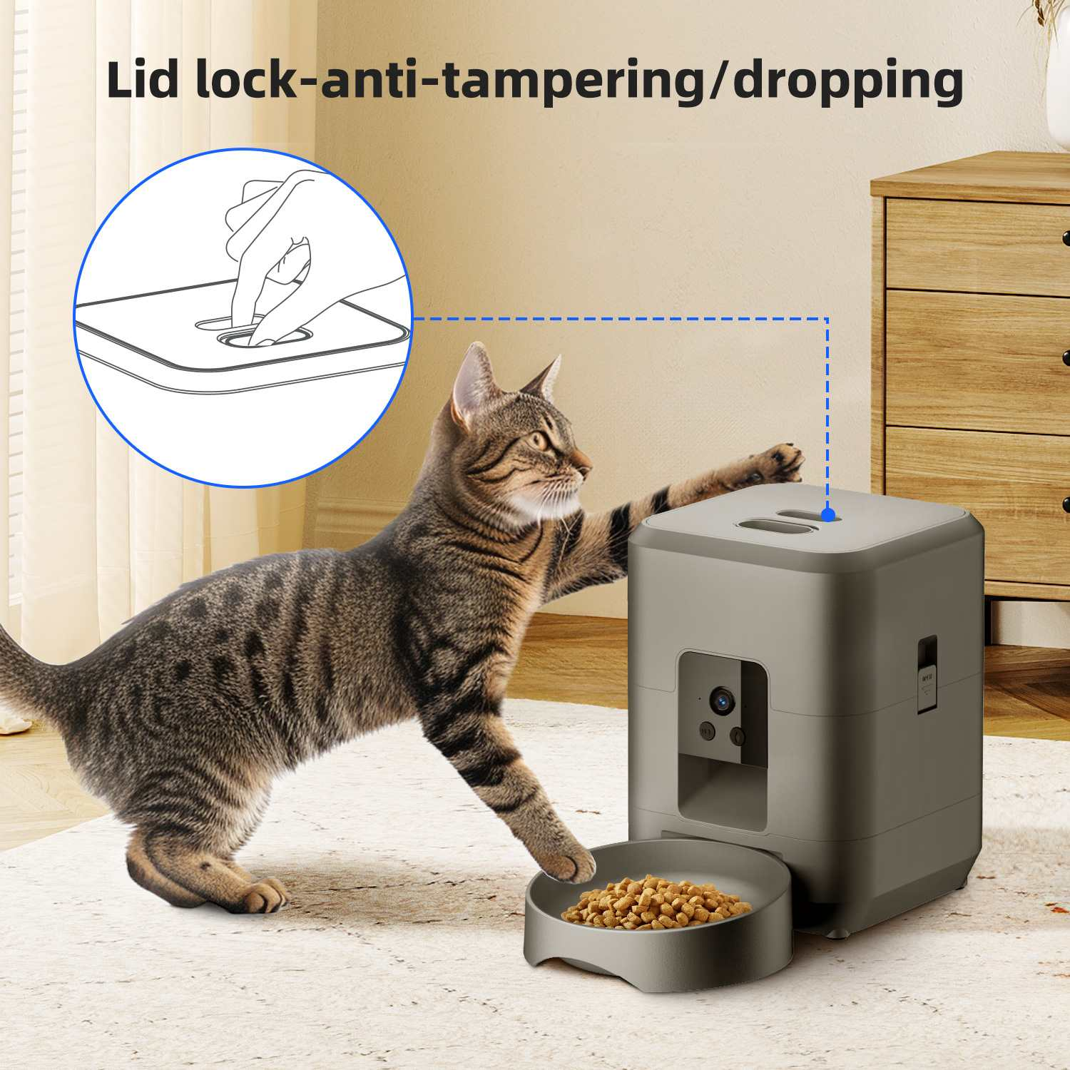 Eine Katze greift nach einem Futterautomaten. Der Spender hat eine Schüssel mit Futter, eine Kamera und einen Deckel. Ein Handdiagramm zeigt die Deckelverriegelung.
