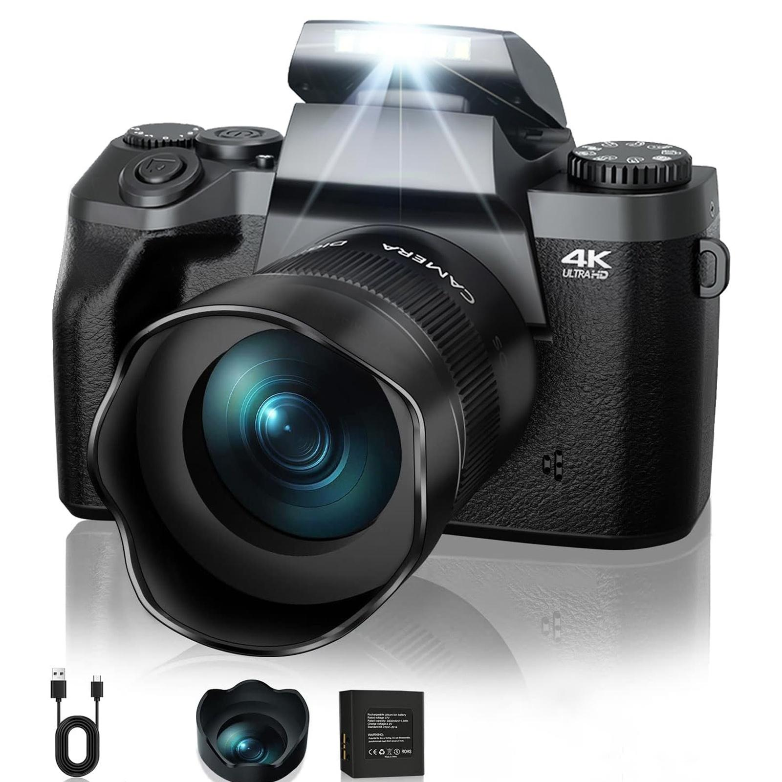 Eine schwarze Kamera mit großem Objektiv, Blitz und Zubehör. Das Objektiv ist prominent, und die Kamera zeigt 4K Ultra HD.