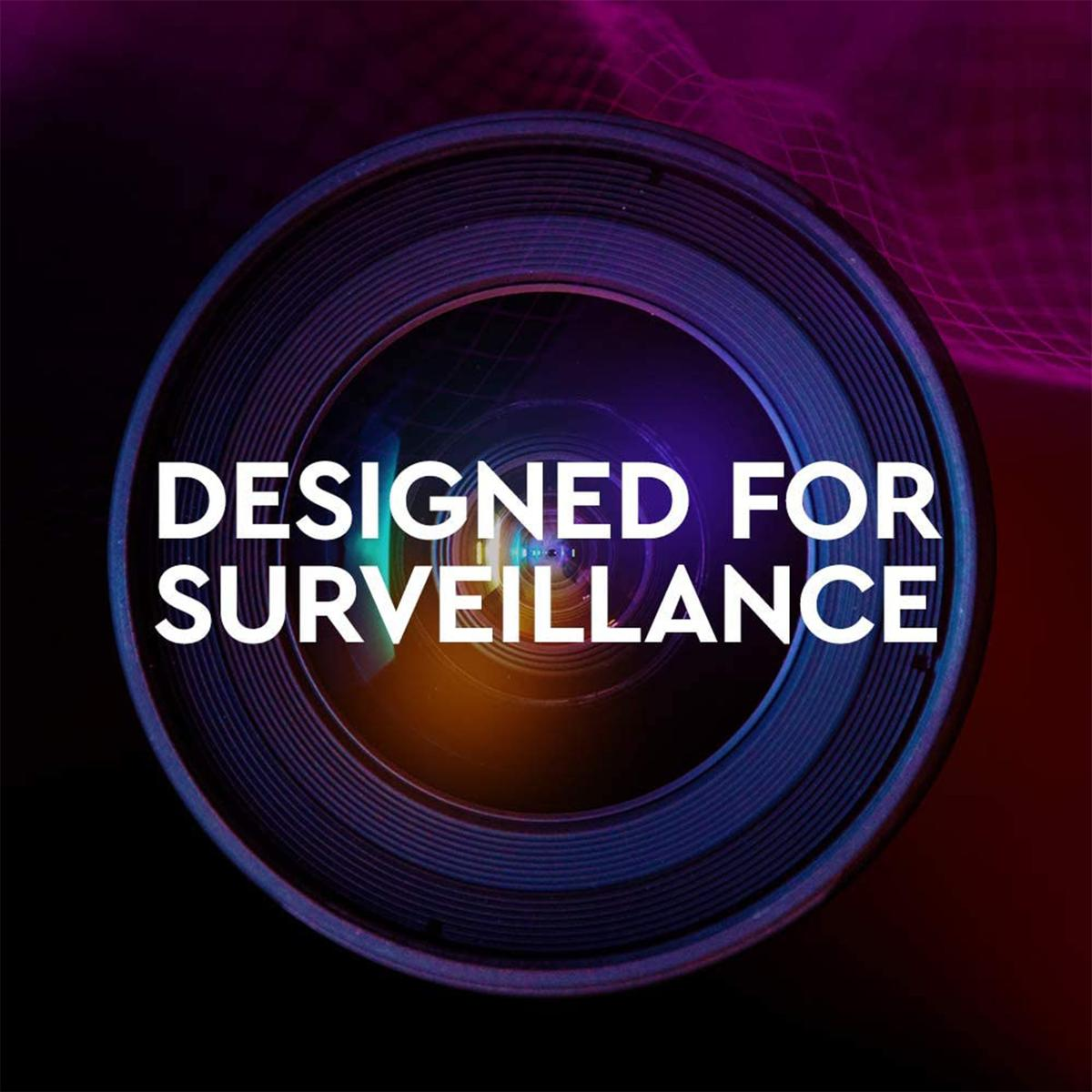 Nahaufnahme eines Kameraobjektivs mit dem Text 'DESIGNED FOR SURVEILLANCE'. Der Hintergrund hat einen Farbverlauf.