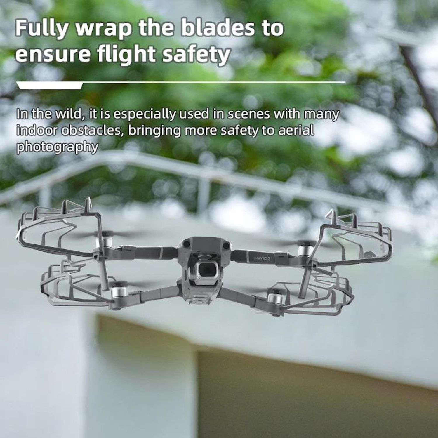 Un drone grigio con protezioni per le eliche, sospeso davanti a uno sfondo verde sfocato. Sopra c'è scritto 'sicurezza di volo'.
