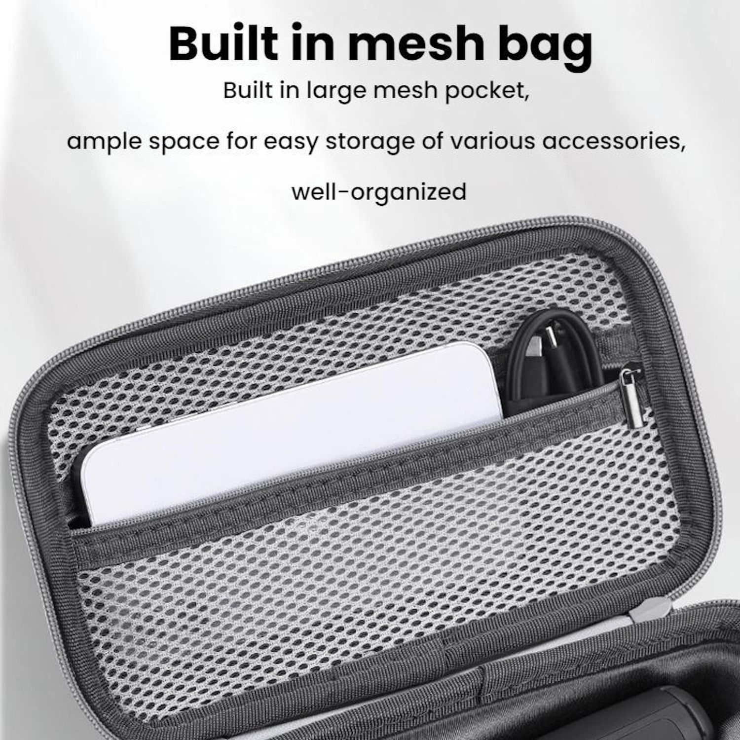 Una borsa a rete grigia con un dispositivo bianco e cavi neri. In alto c'è scritto 'Built in mesh bag'.