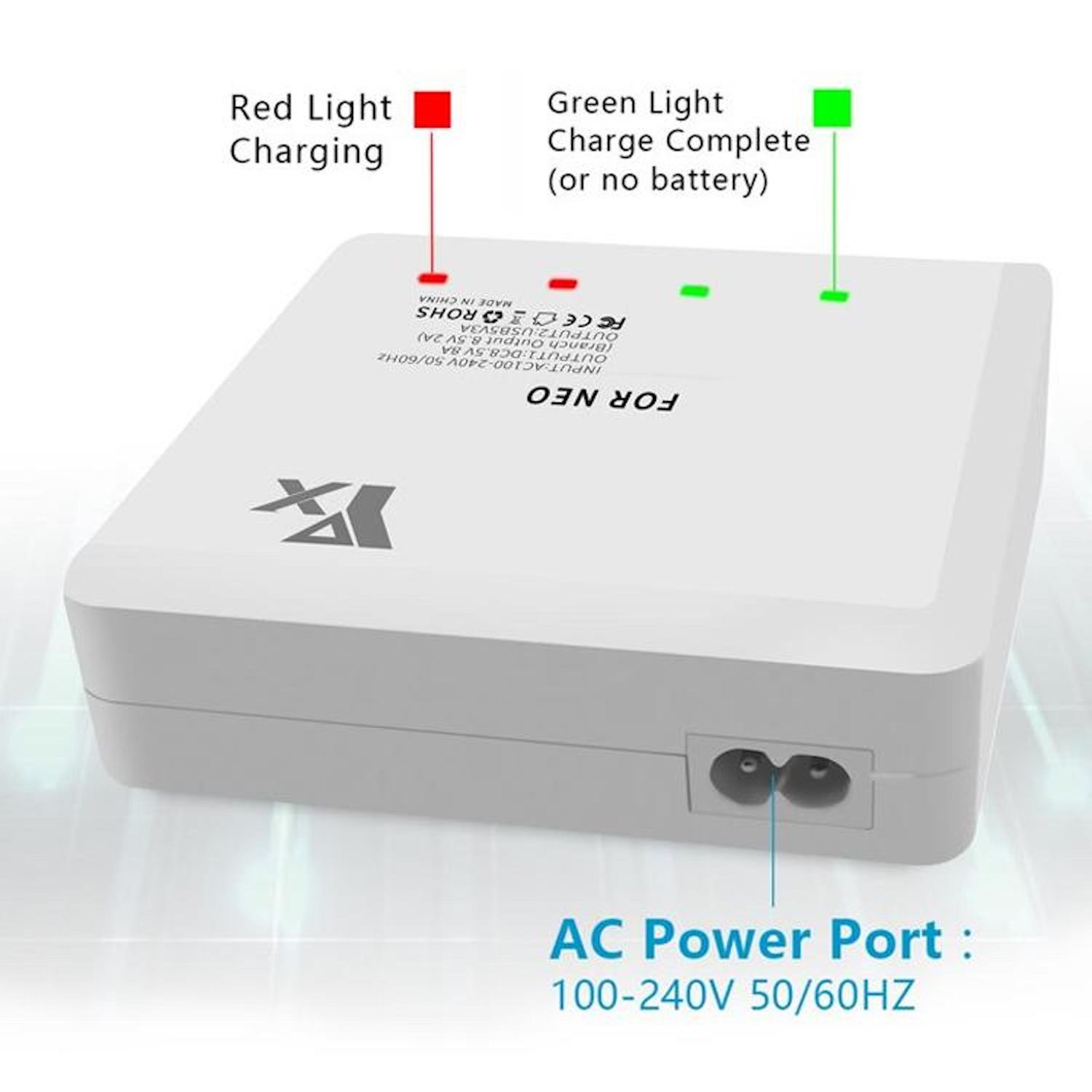 Caricabatterie bianco con luce rossa per la ricarica e verde per completato. Testo: FOR NEO, Porta CA, 100-240V 50/60Hz e altri dettagli.