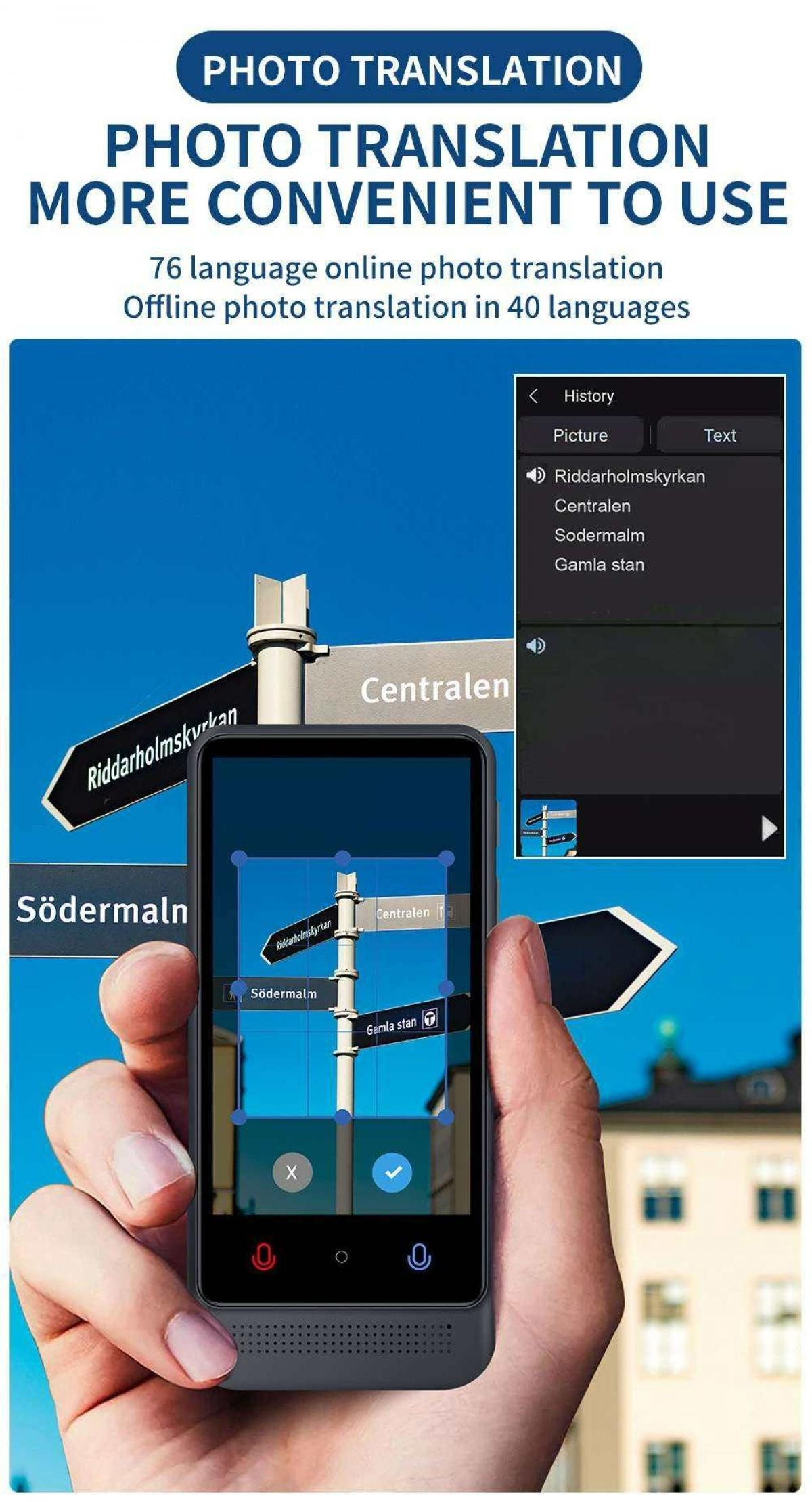 Eine Person hält ein Telefon mit einer Übersetzungs-App. Schilder mit Ortsnamen sind im Hintergrund. Der Bildschirm zeigt Übersetzungsoptionen.