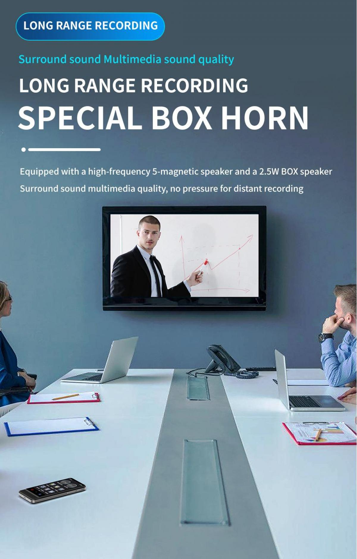 Konferenzraum mit Personen. Ein Mann präsentiert auf einem Bildschirm. Laptops, Telefone und Papiere liegen auf dem Tisch. Die Wand ist blau.