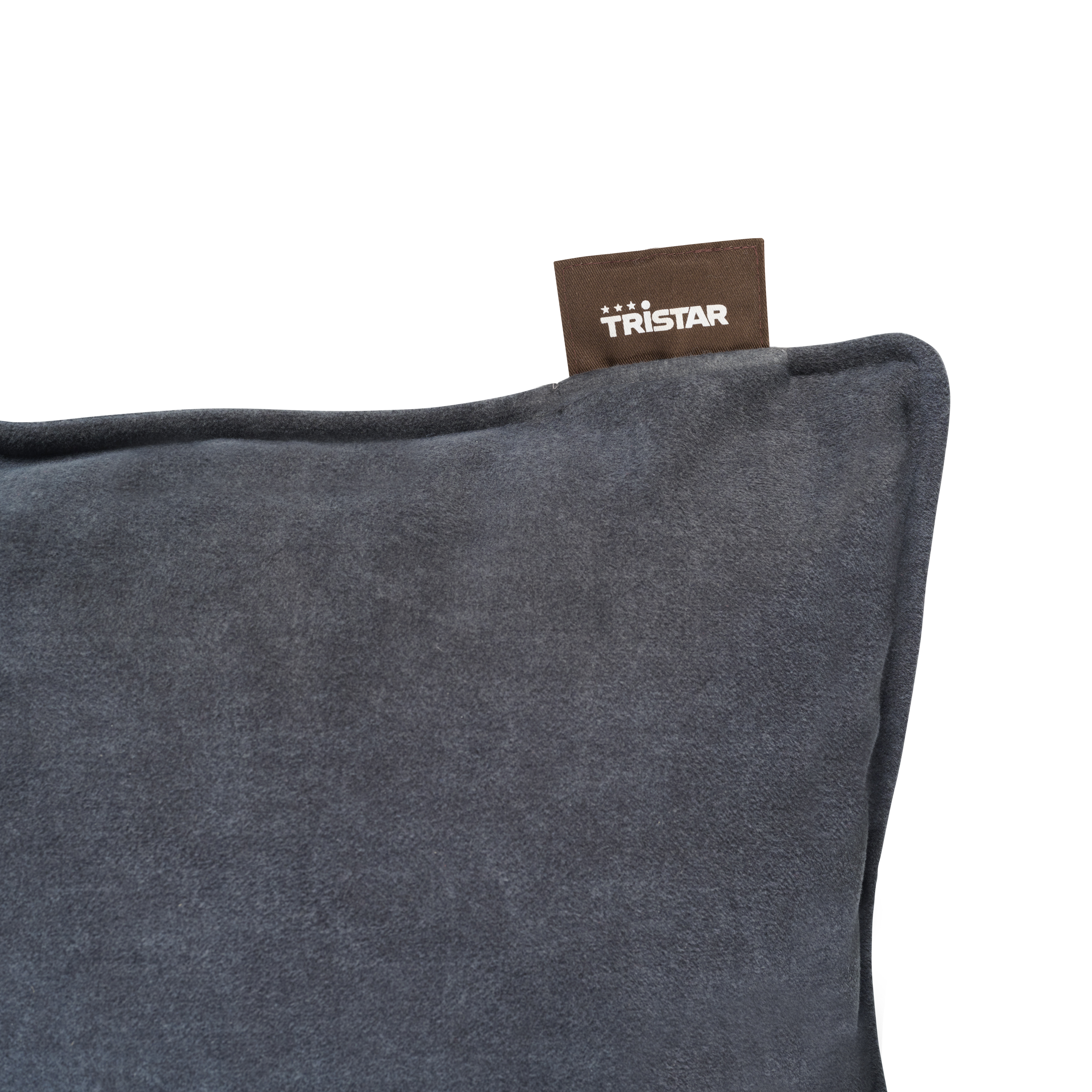Close-up van een grijs kussen met een bruin label met 'Tristar'.