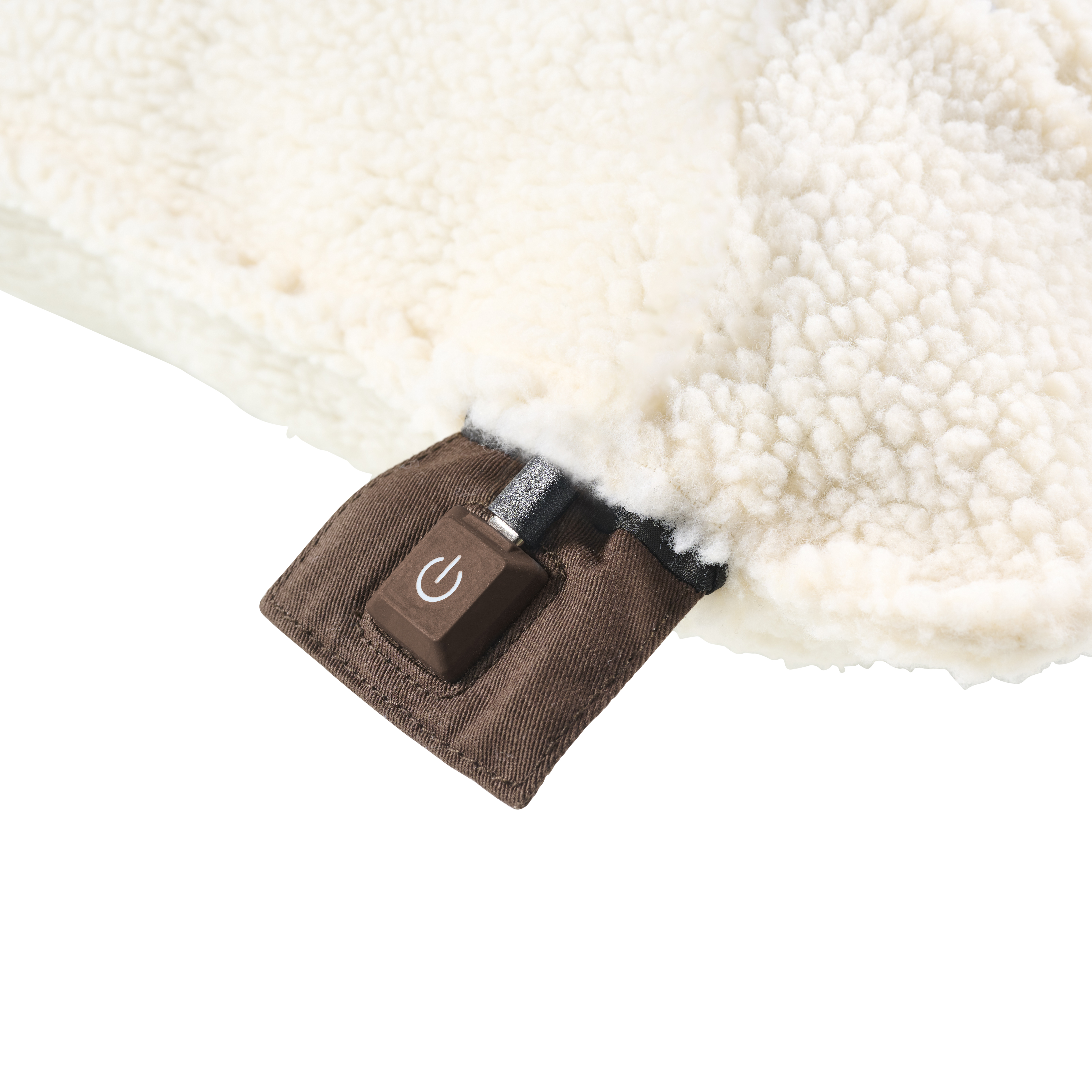 Close-up van een witte, pluizige stof met een bruine aan/uit-knop. De knop heeft een stroomsymbool.