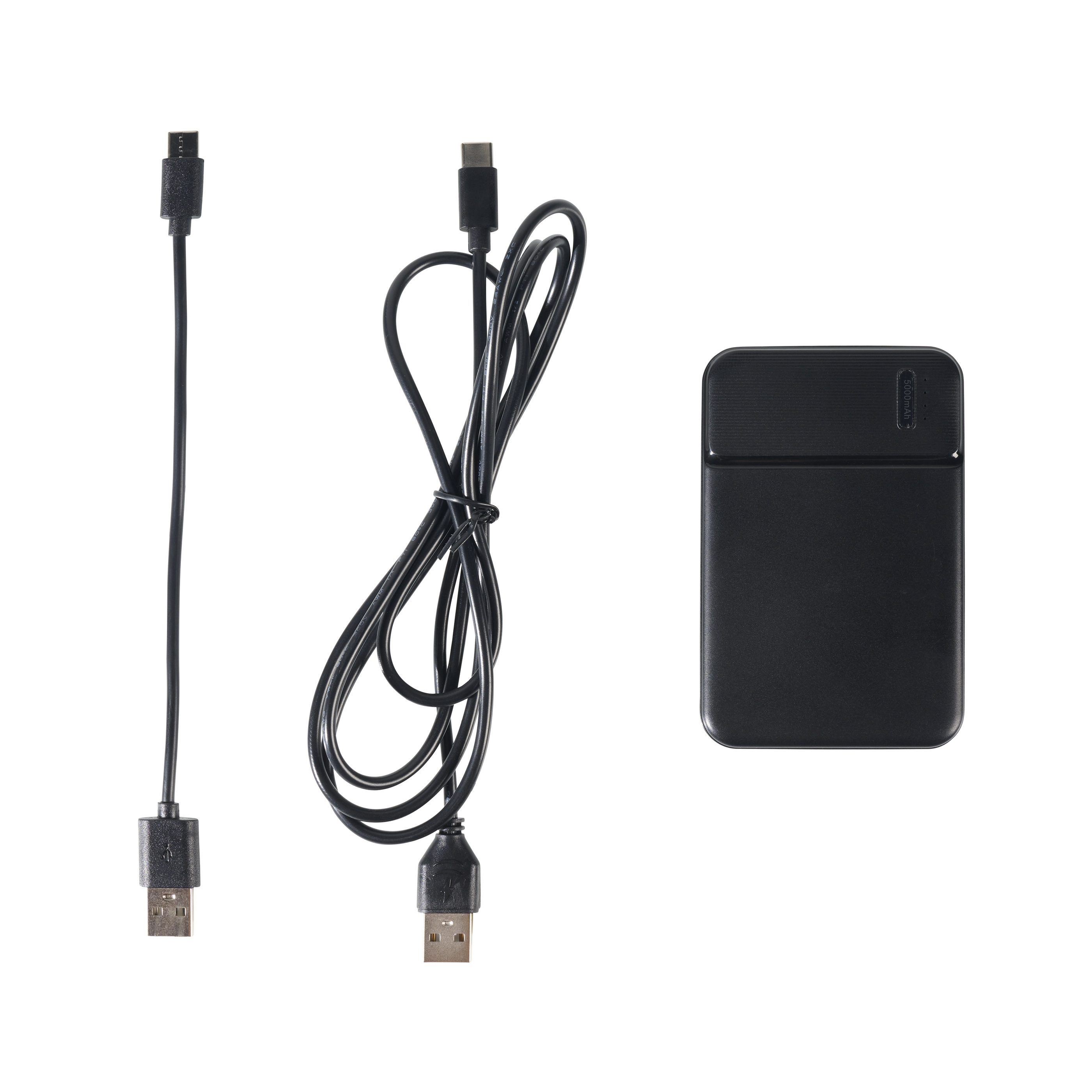 Een zwarte powerbank met een zwarte USB-C-kabel en een zwarte USB-kabel, alles op een witte achtergrond.