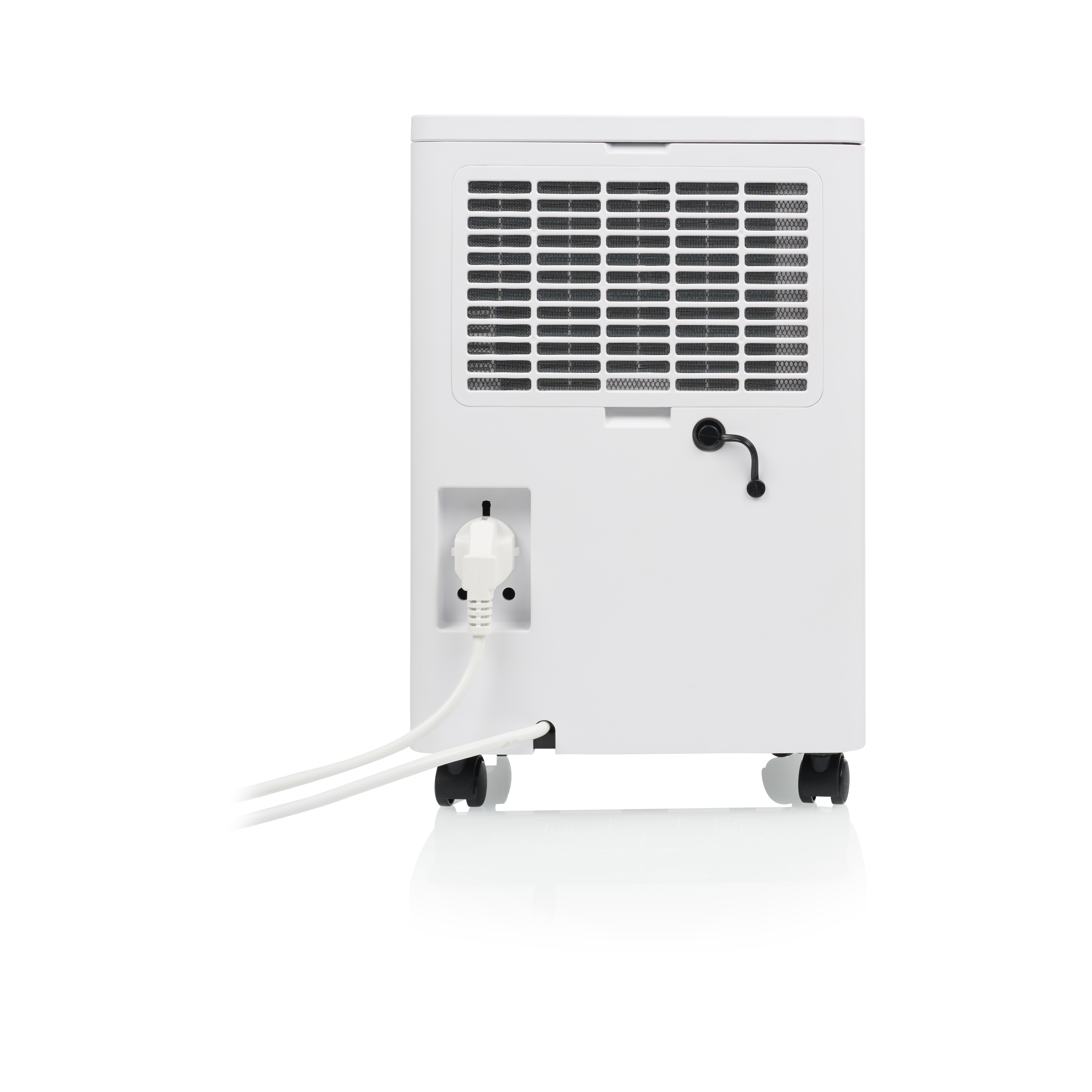 Achteraanzicht van een witte draagbare airconditioner met een stekker. Het heeft een ventilatierooster en staat op wielen.
