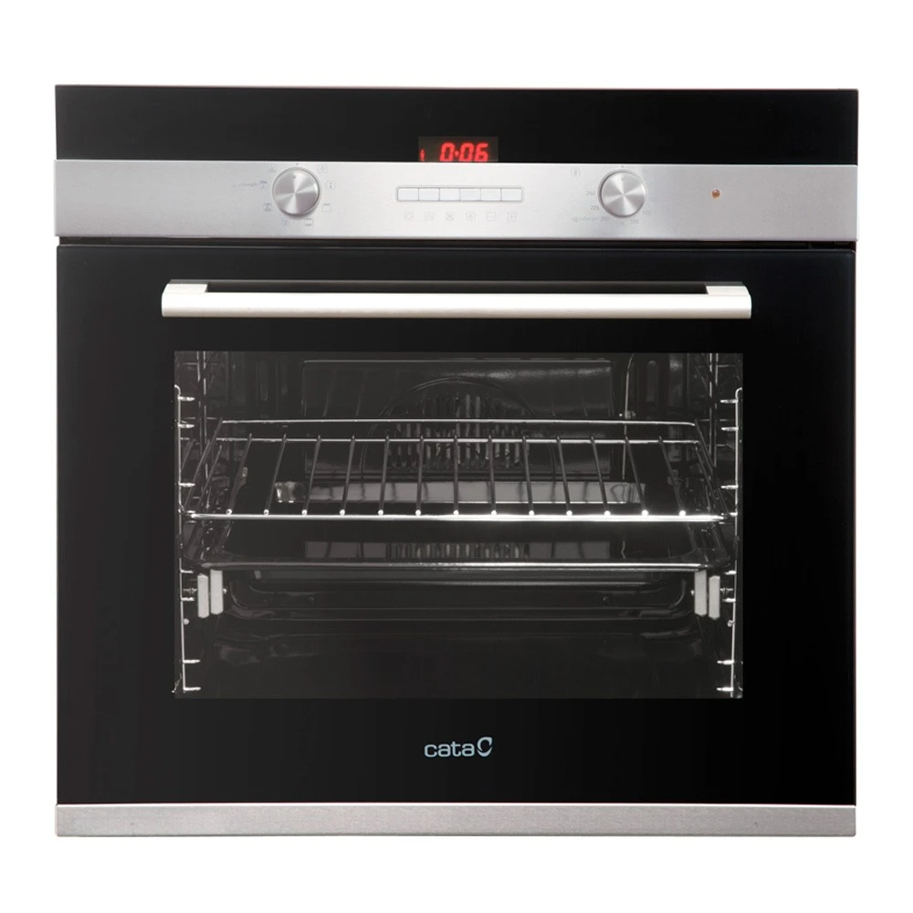 Un horno Cata negro con moldura de acero inoxidable. La puerta del horno está cerrada. Dentro, hay estantes. La pantalla muestra la hora.