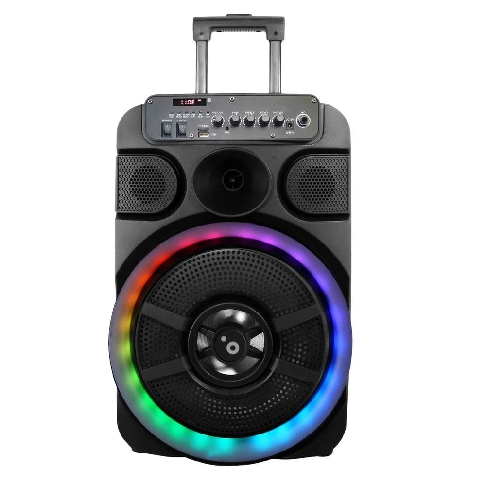 Un altoparlante nero con un anello luminoso colorato. Ha comandi, una maniglia e un display. L'altoparlante è su sfondo bianco.