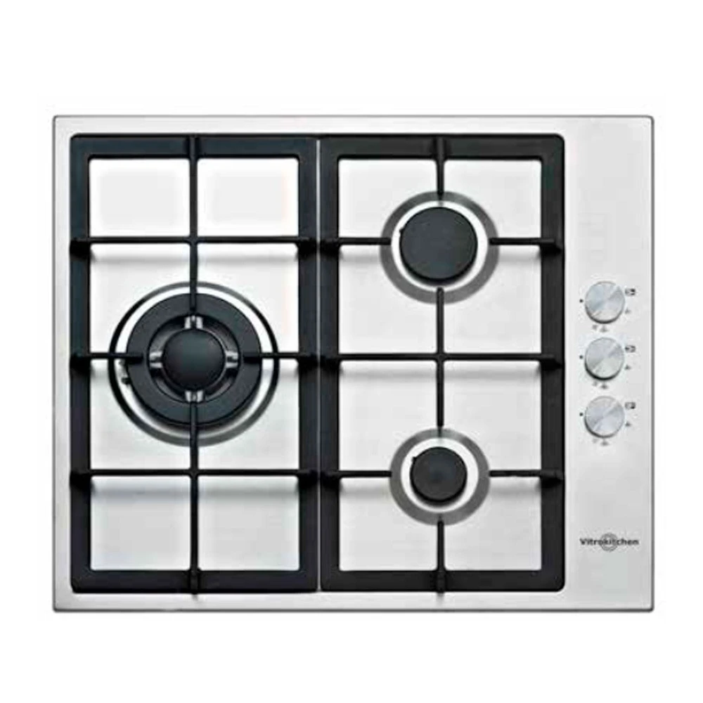 Un piano cottura a gas Vitrokitchen argentato con quattro bruciatori neri e tre manopole di controllo. Il piano è su sfondo bianco.