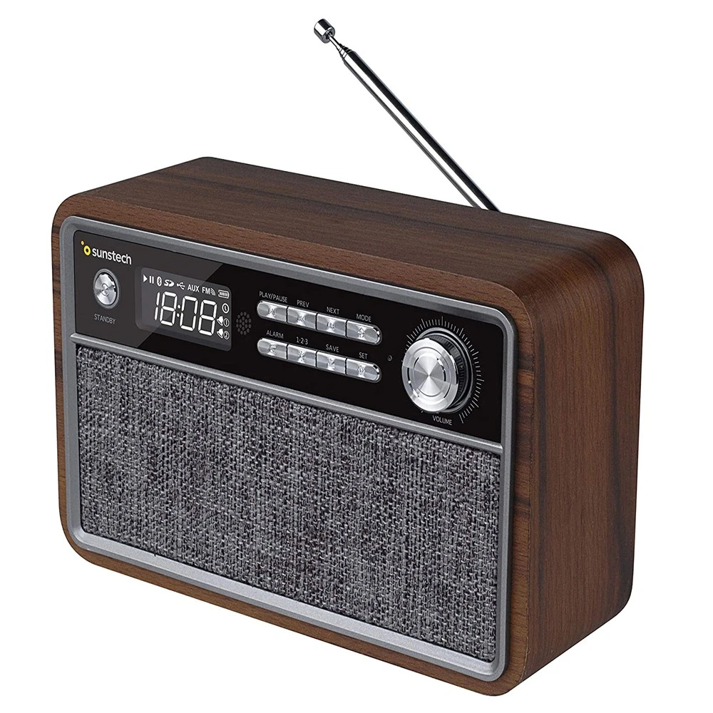 Una radio de madera con pantalla digital. Muestra la hora. Tiene botones de reproducción/pausa, alarma y volumen. Una antena está extendida.