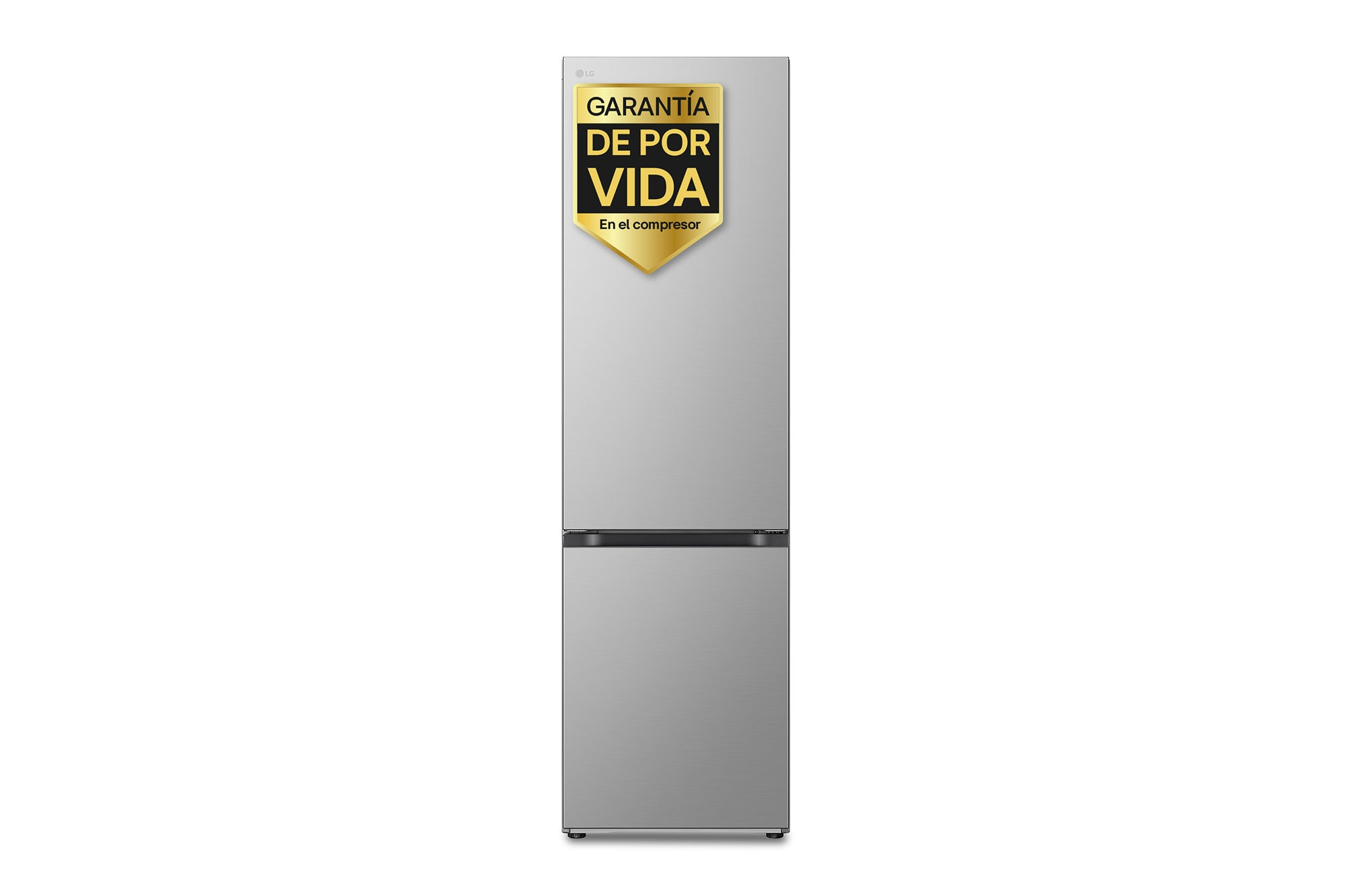 Un refrigerador LG plateado con congelador inferior. Hay una pegatina de garantía dorada en la puerta. El fondo es blanco liso.