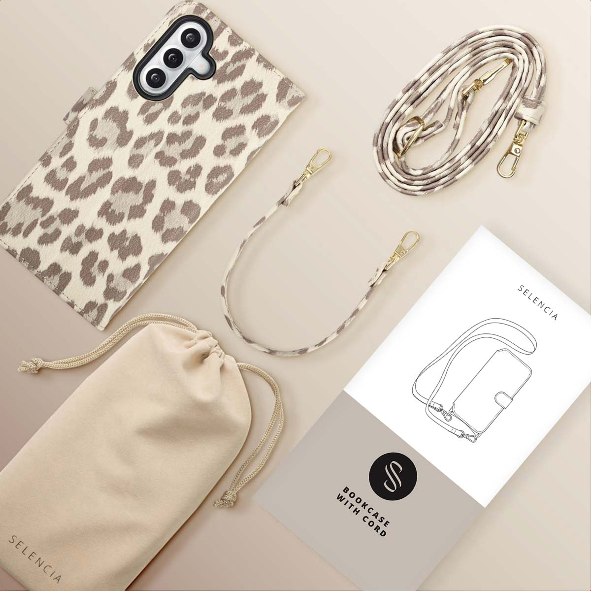 Een telefoonhoesje, een koord, een tas en een boekje, allemaal in neutrale tinten. De hoes heeft een luipaardprint. Het boekje zegt 'Bookcase with Cord'.