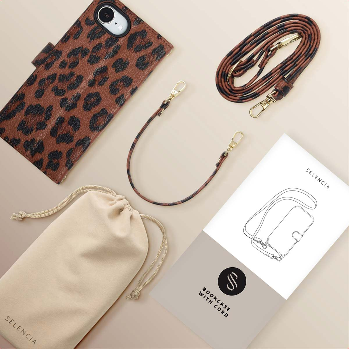 Étui de téléphone à imprimé léopard, sangle, petit sac et livret. L'étui est marron avec des taches noires. La sangle a des fermoirs dorés.