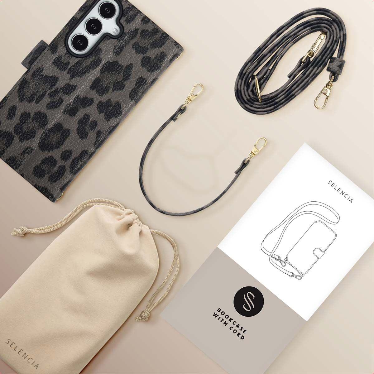 Grijze telefoonhoes met luipaardprint, riem, beige zakje en een boekje met het Selencia-logo en productdetails worden getoond.