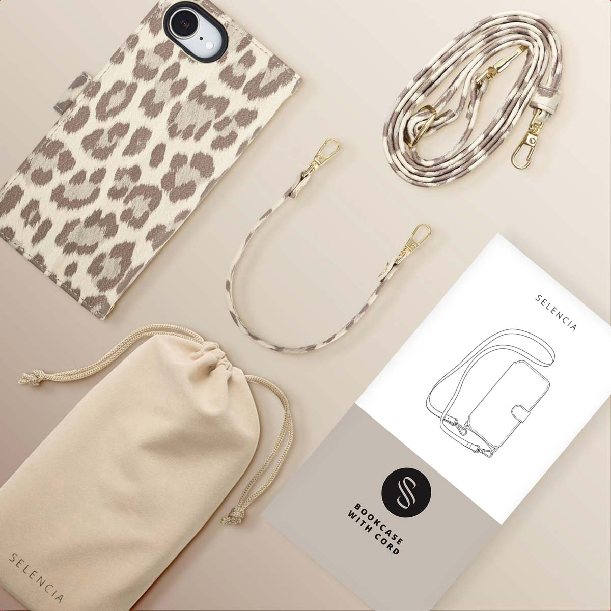 Vue aérienne montrant étui de téléphone, deux sangles, un sac et une brochure, tous avec imprimé léopard et accessoires dorés.