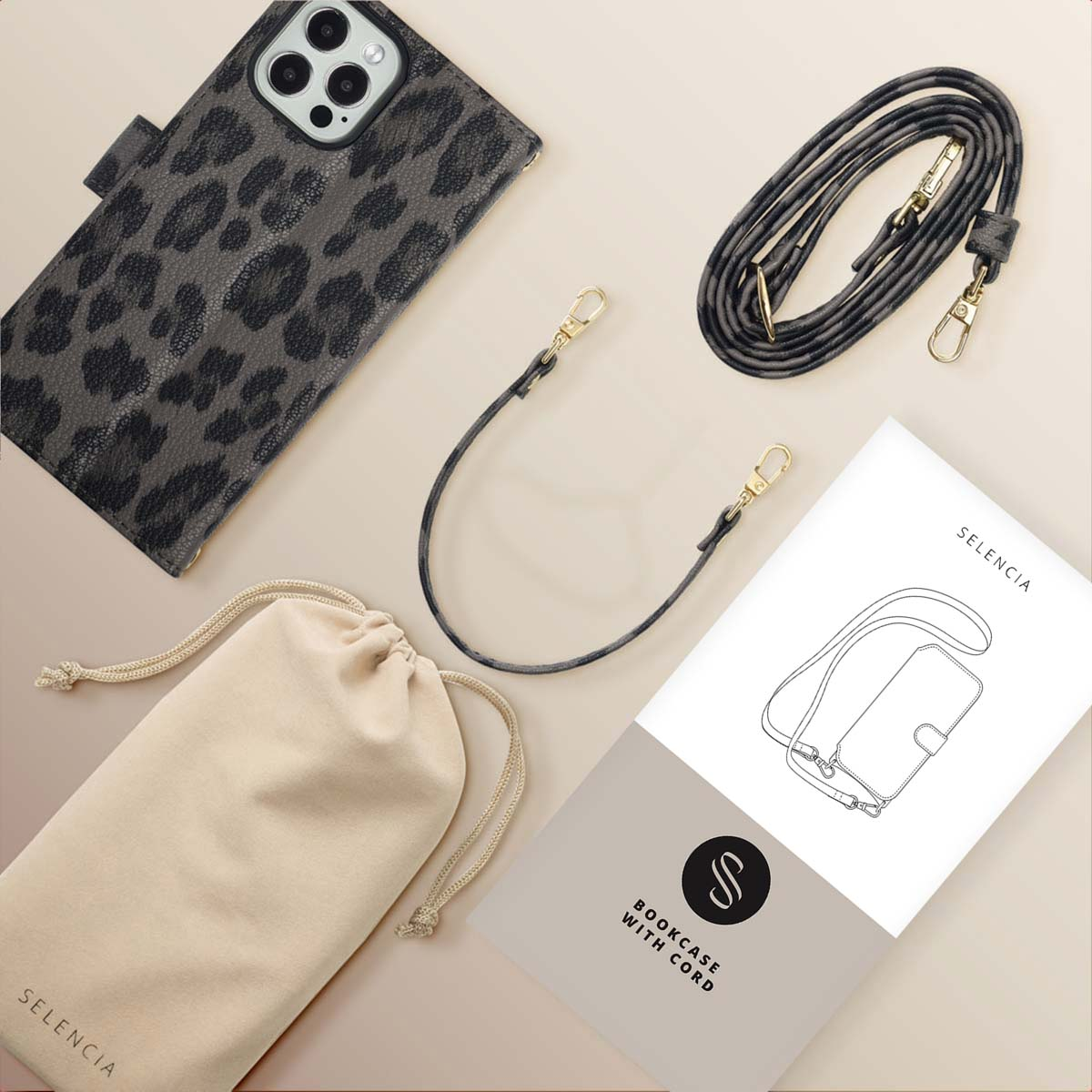Disposition du produit : étui de téléphone, sangle, petit sac et livret d'instructions. Étui à imprimé léopard. Fond beige.