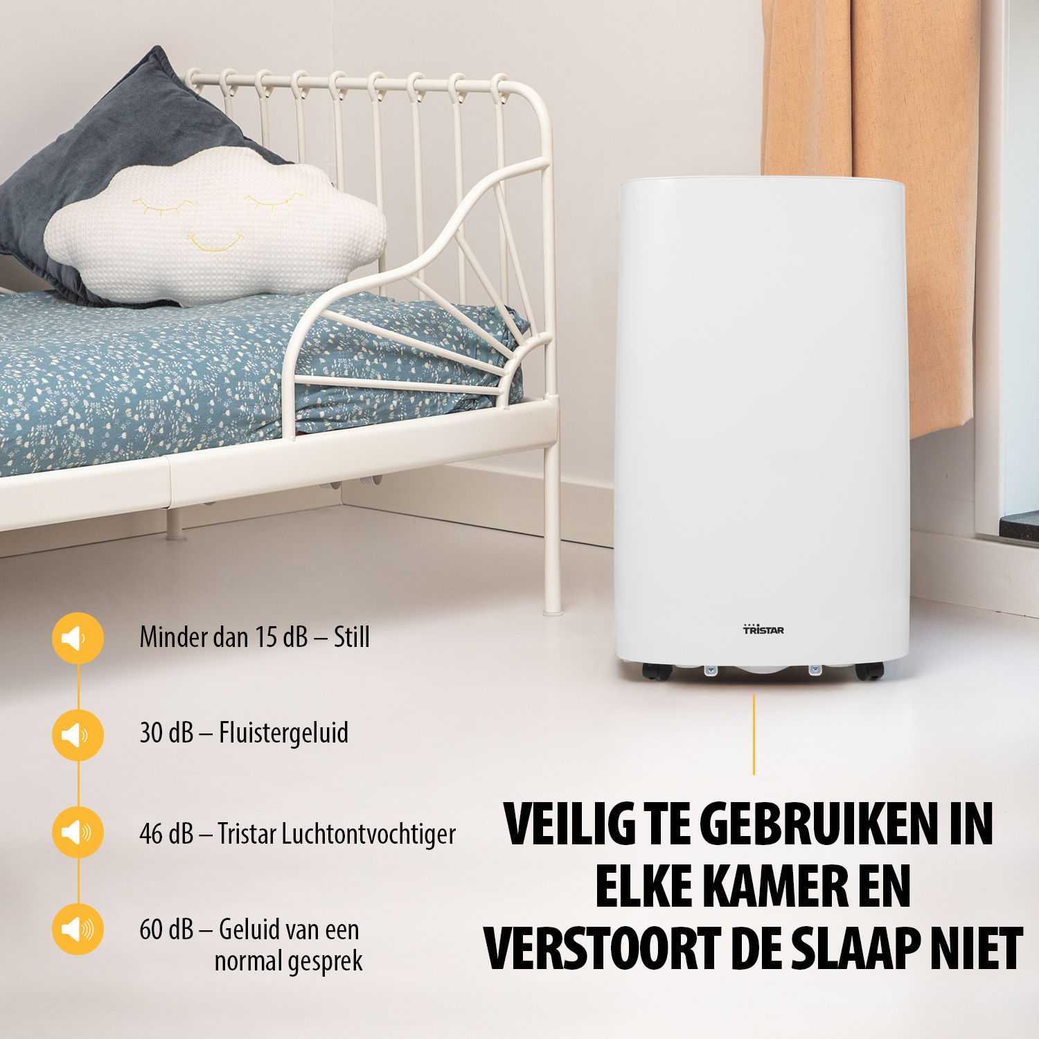 Biały oczyszczacz powietrza obok łóżka z poduszkami. Tekst głosi: 'Bezpieczny w użyciu w każdym pomieszczeniu i nie zakłóca snu.'