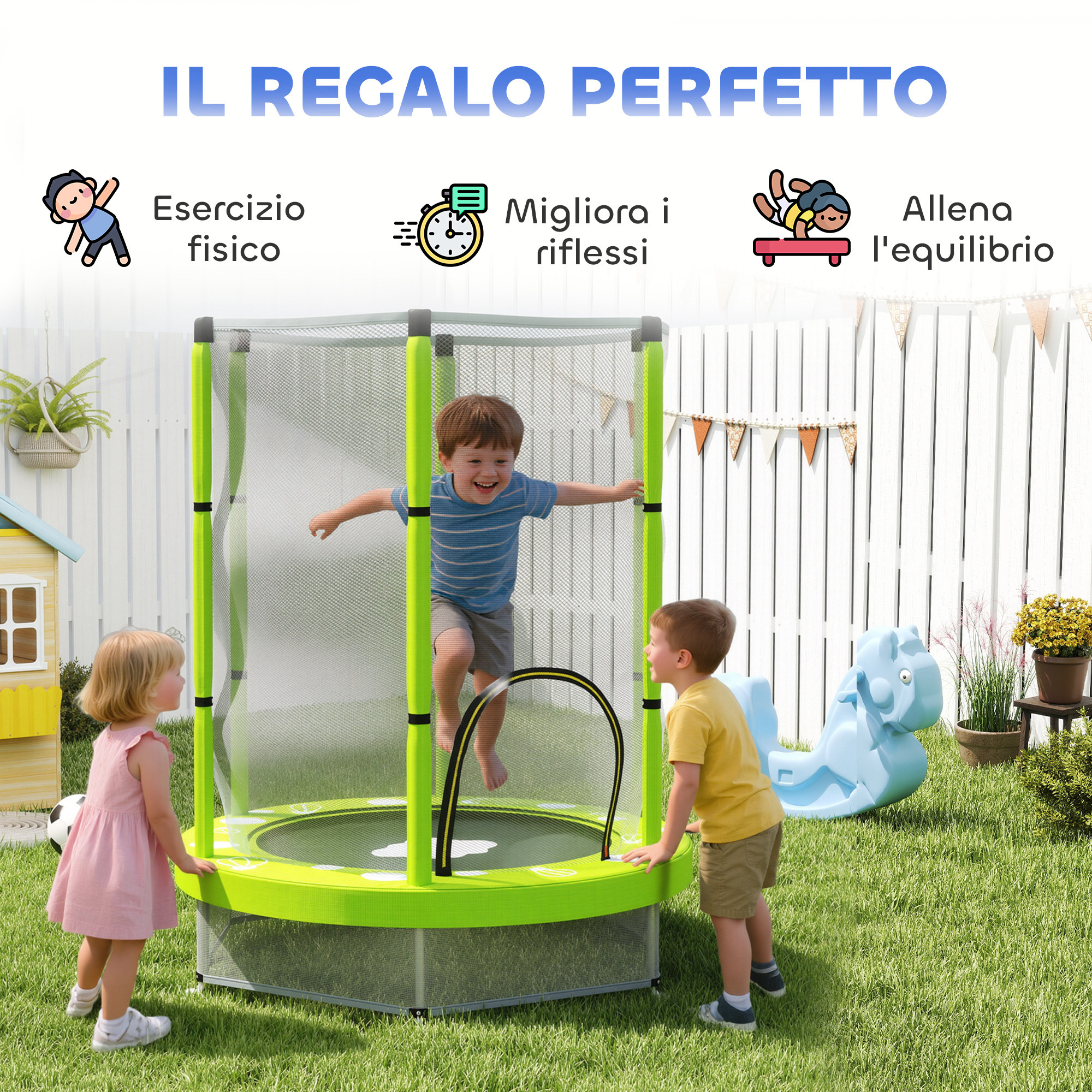 Tre bambini giocano su un trampolino verde in giardino. Uno salta. Altri stanno in piedi. Recinto e cavallo giocattolo blu sullo sfondo.