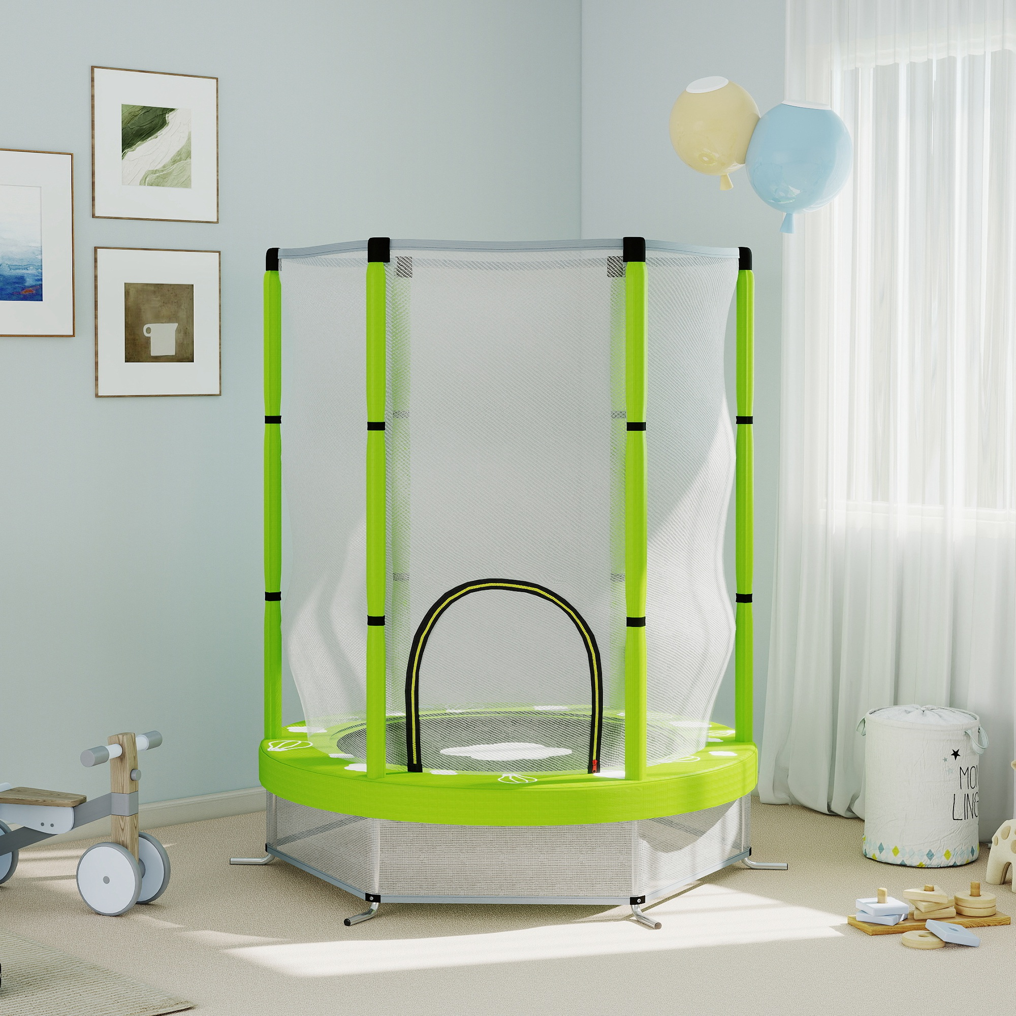 Una stanza con un trampolino, palloncini e giocattoli. Ci sono quadri sulla parete azzurra. Una finestra a destra.